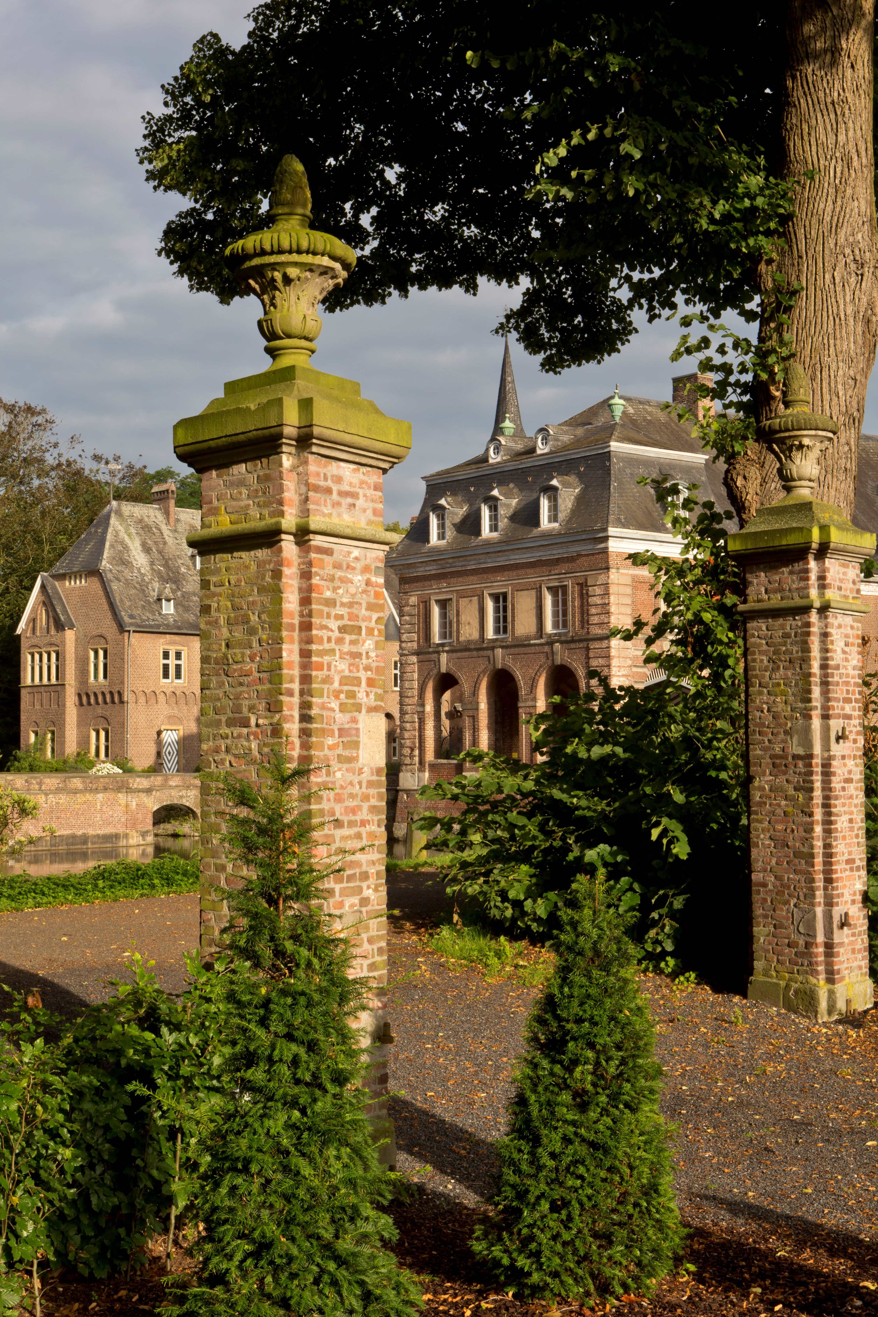 Blick durch Torpfeiler der Einfahrt auf Schloss 