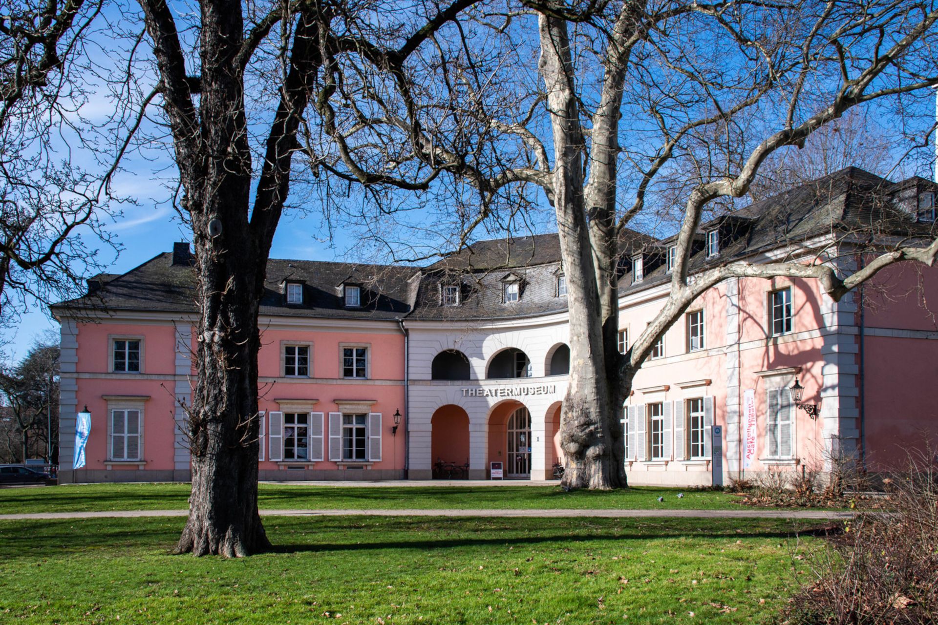 While the historic Hofgartenhaus is idyllically situated amid greenery, the wild, loud, and uncompromising history of punk comes to life inside