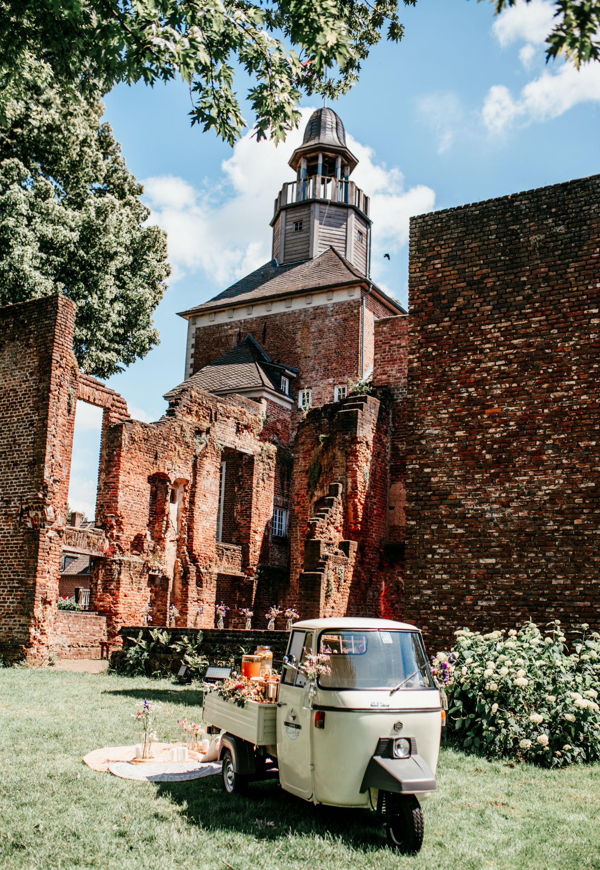 Mobile coffee bar or picnic baskets at Hertefeld Castle.
