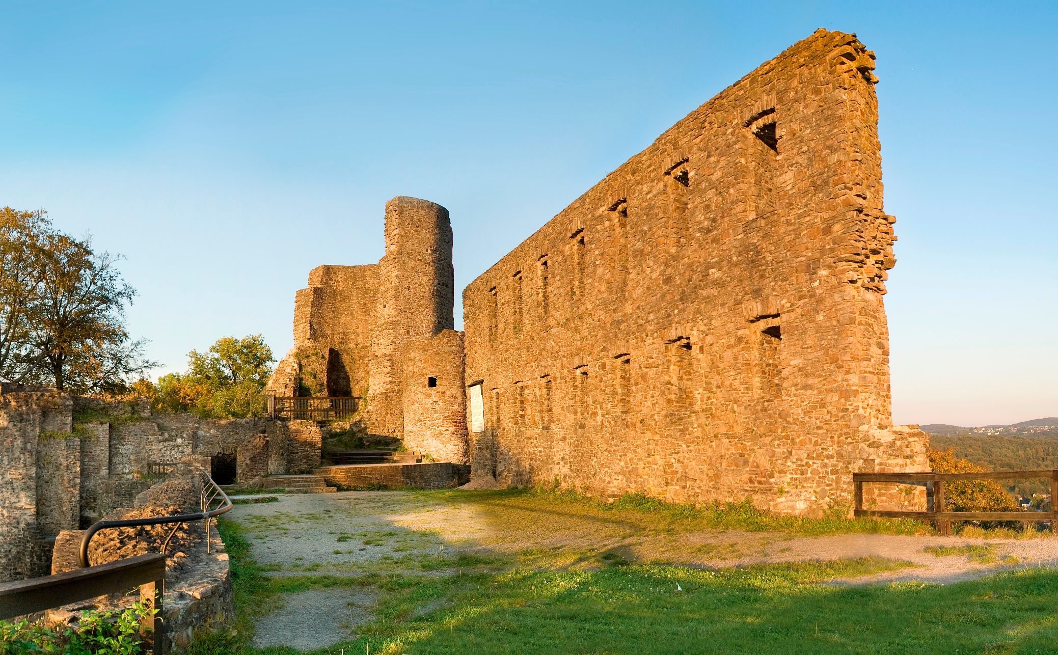 Turm und Mauerrest der Burg Windeck vor blauem Himmel