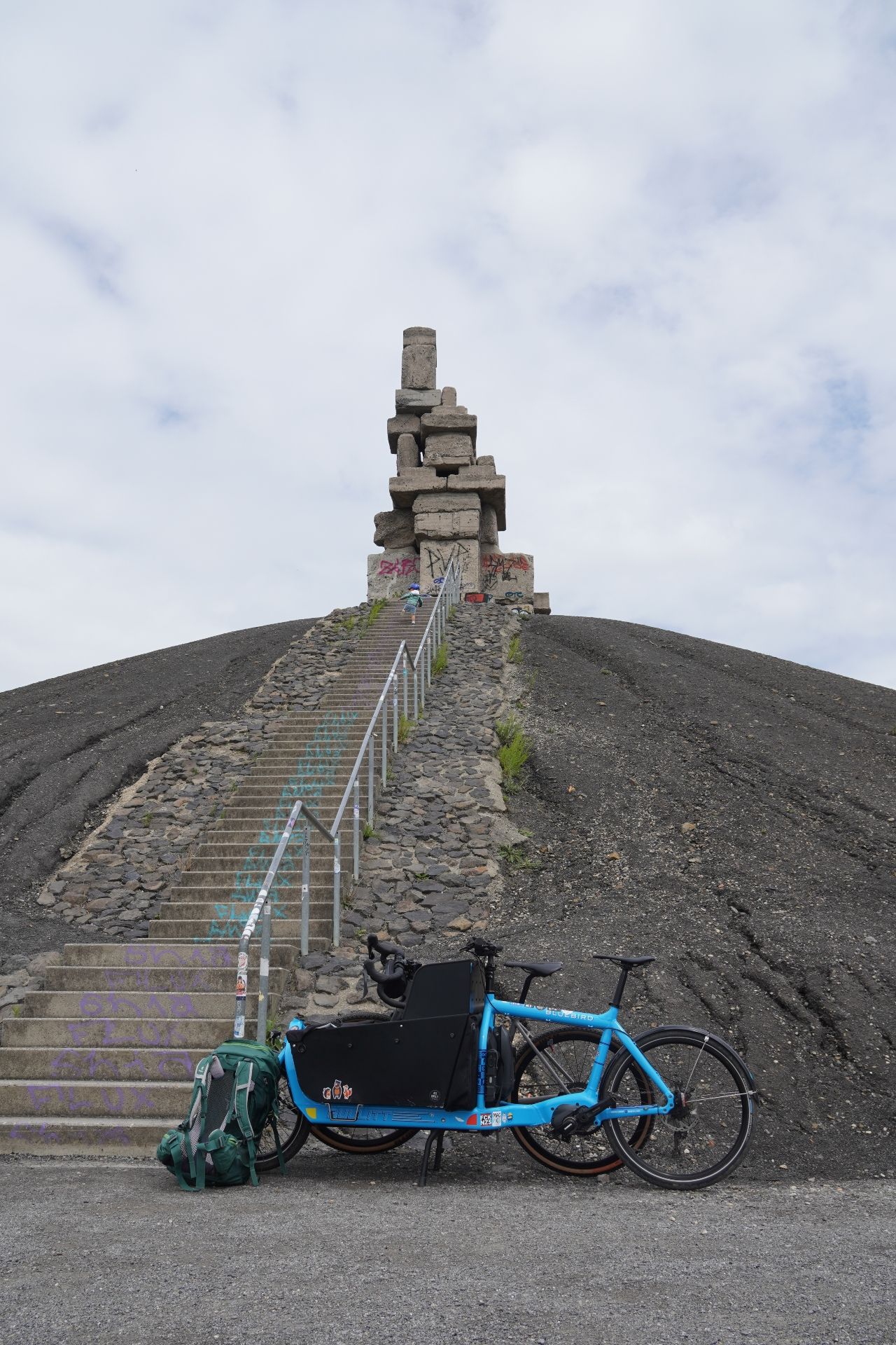 Jule Wagner, Bicycles are parked in front of the Himmelstreppe at the Halde Rheinelbe in Gelsenkirchen