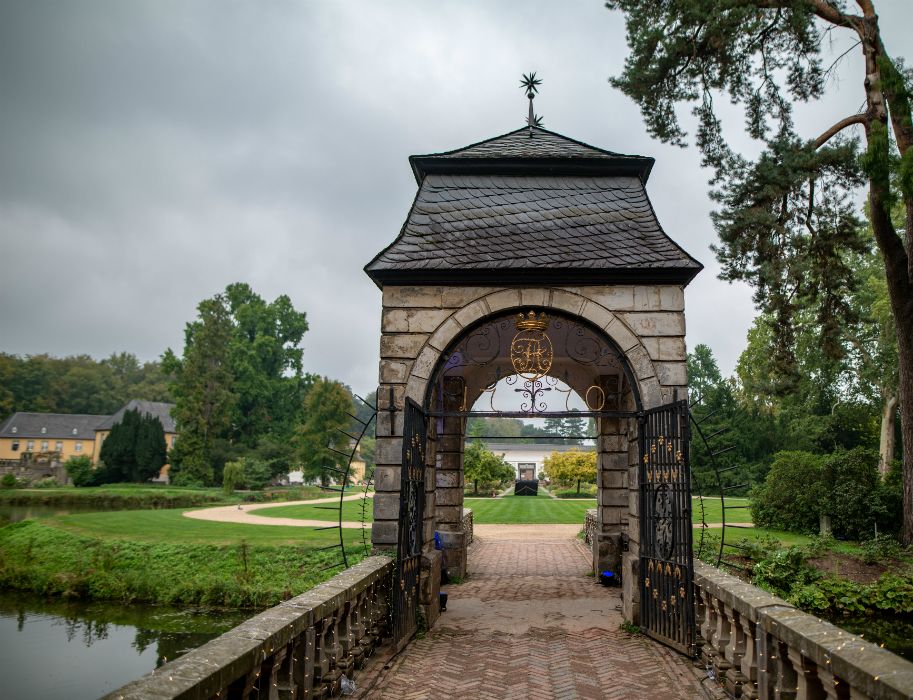 The Baroque bridge, today also known as the Wedding Bridge, is a popular photo motif in the park of Dyck Castle.