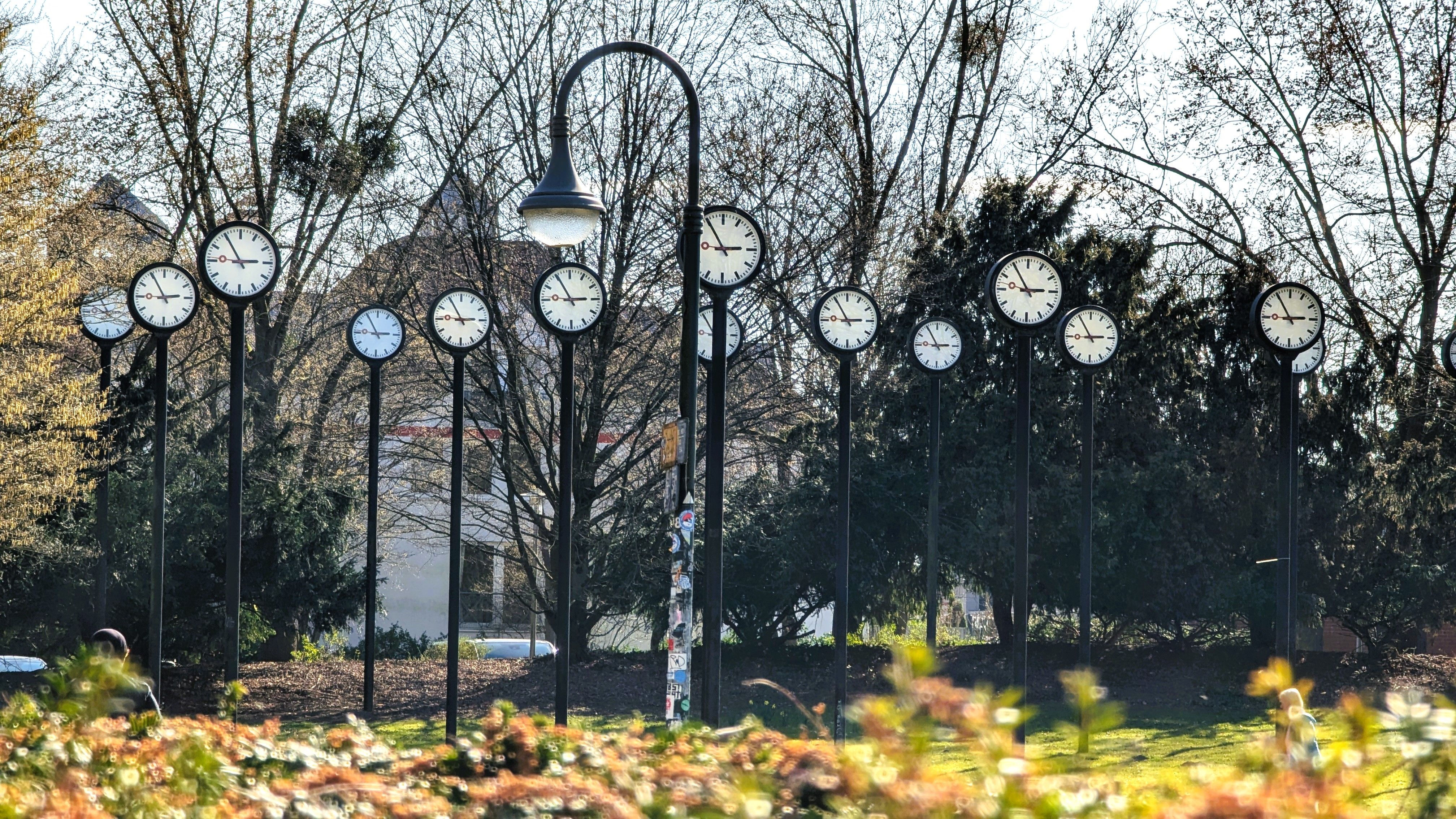 The work "Time Field" by artist Klaus Rinke sets the pace at the north-western entrance with 24 large station clocks