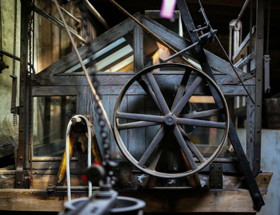 Power transmission using drive belts is clearly demonstrated in the industrial museum.