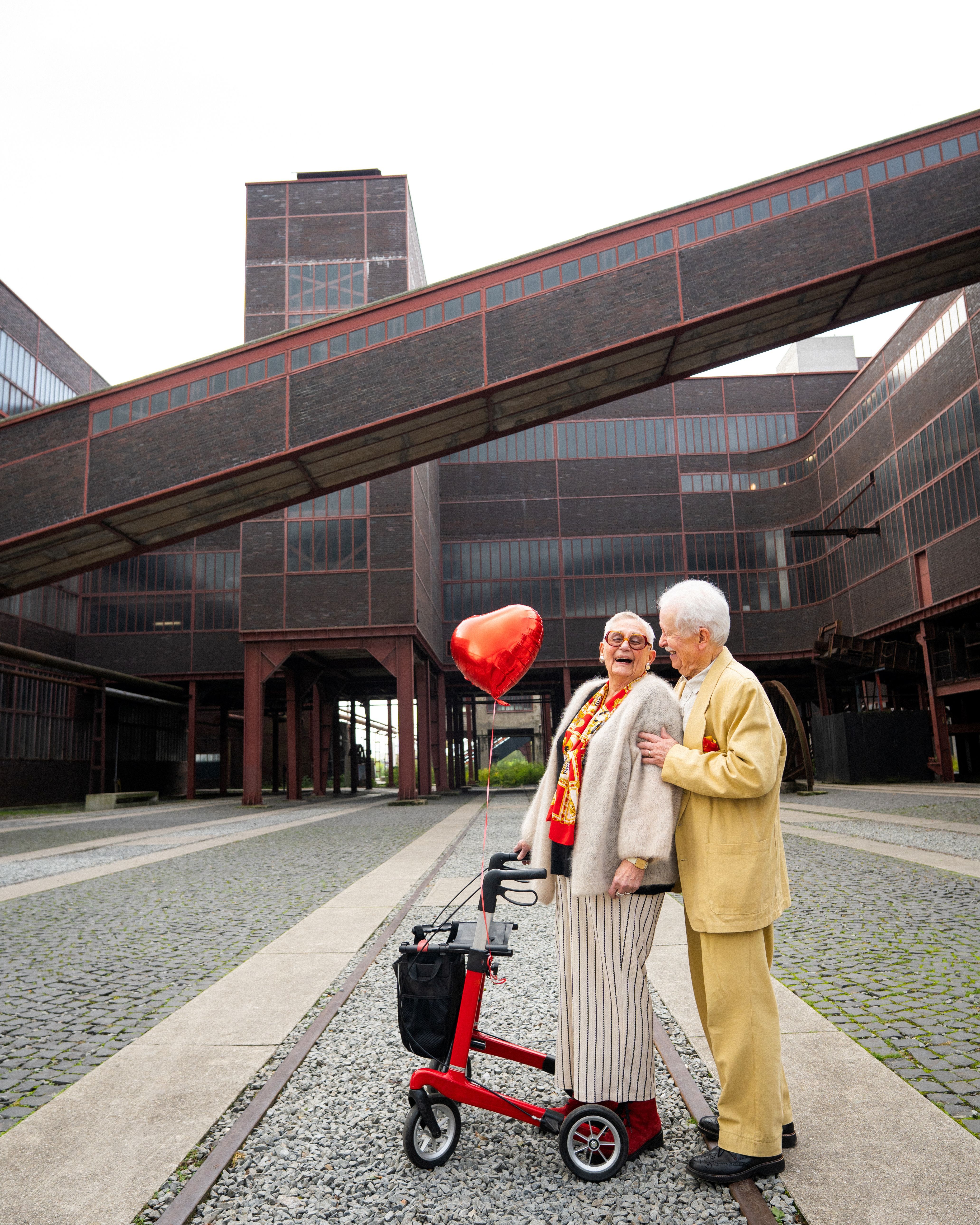 Constanze Schmitt, Elderly couple standing at Zollverein in Essen