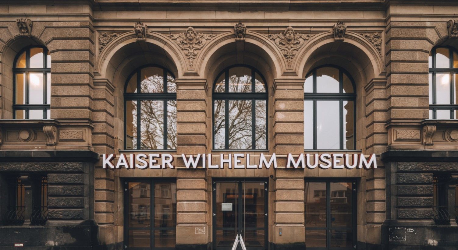 Außenfassade mit Eingangsbereich des Kaiser Wilhelm Museums in Krefeld
