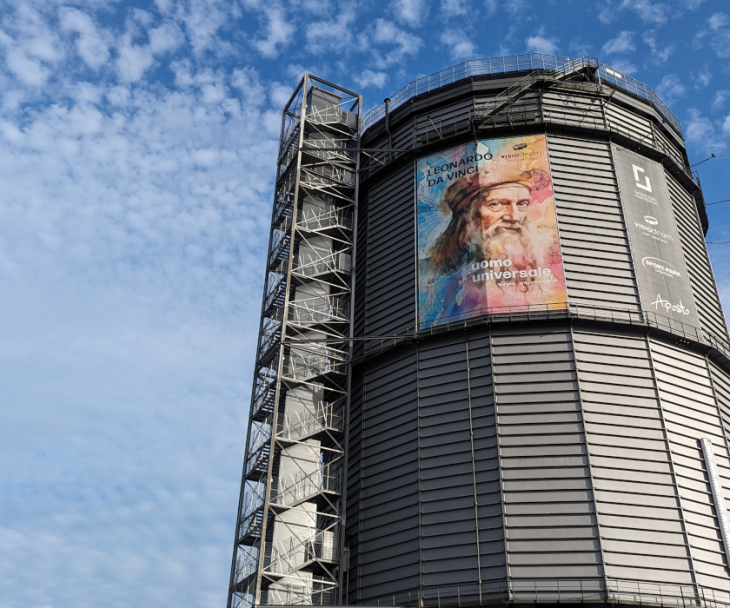 The Wuppertal gas tank can be seen from afar. A poster shows the current special exhibition, © Tourismus NRW e. V.
