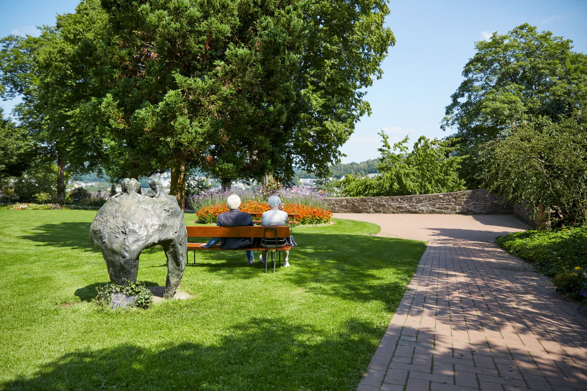 A footpath leads through the castle park at the Upper Castle in Siegen.