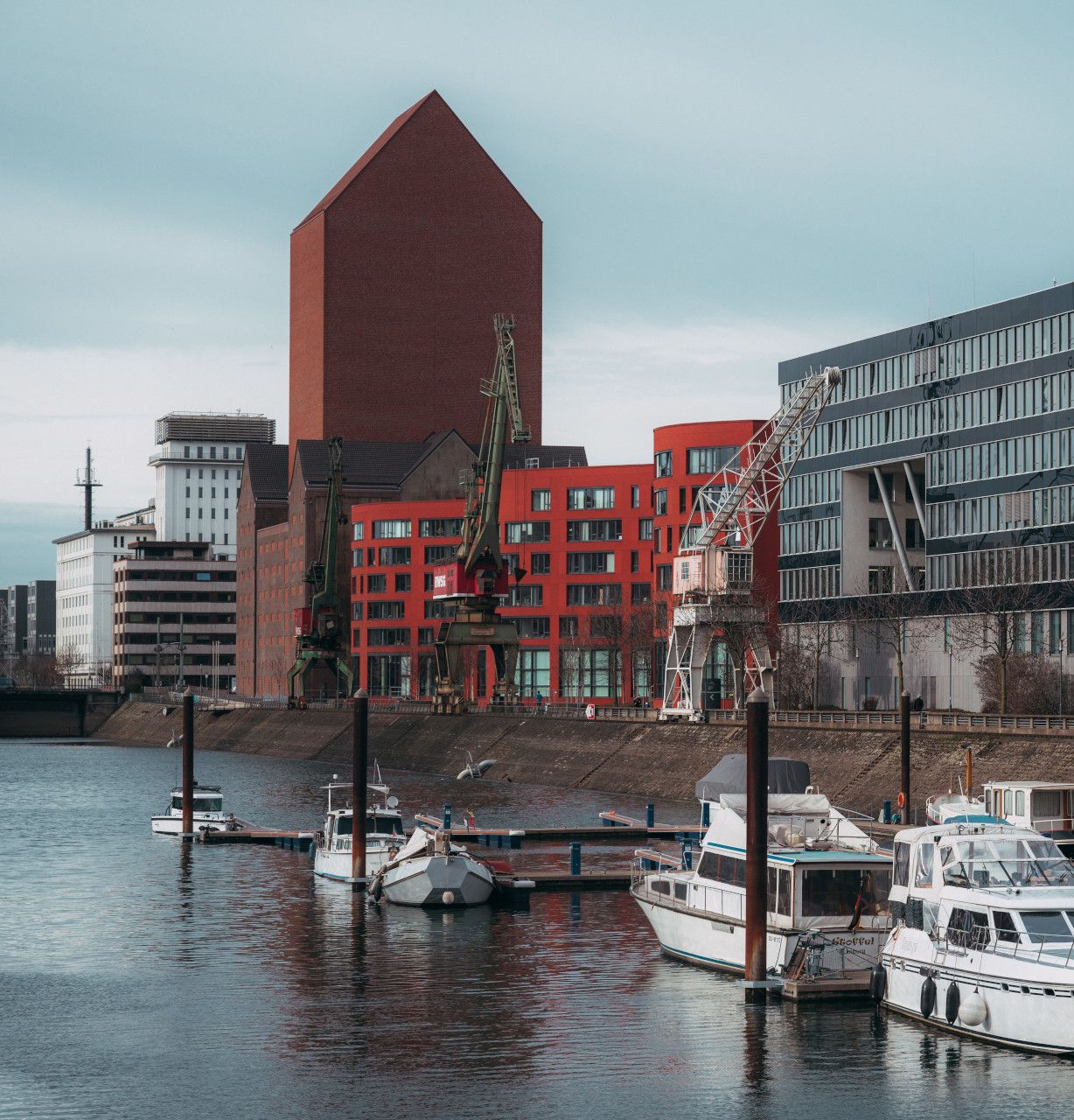 Johannes Höhn, Tourismus NRW e.V., Boote liegen im Duisburger Innenhafen vor Anker