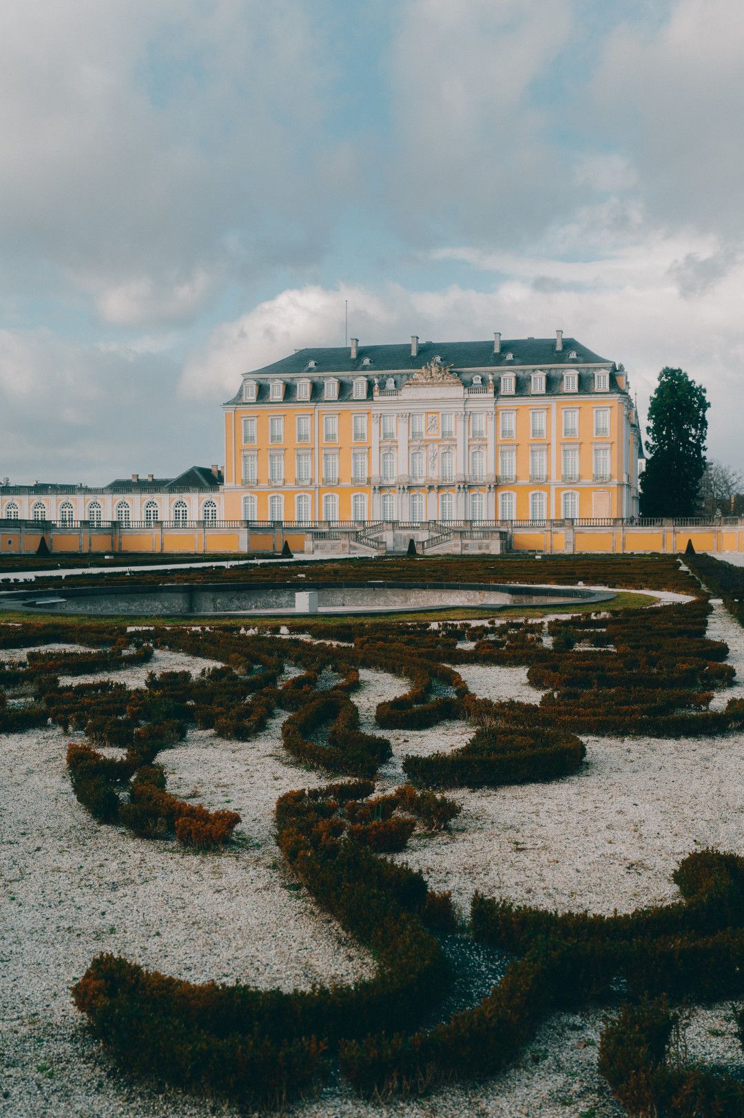 Schloss Augustustburg mit Gartenanlage im Vordergrund 