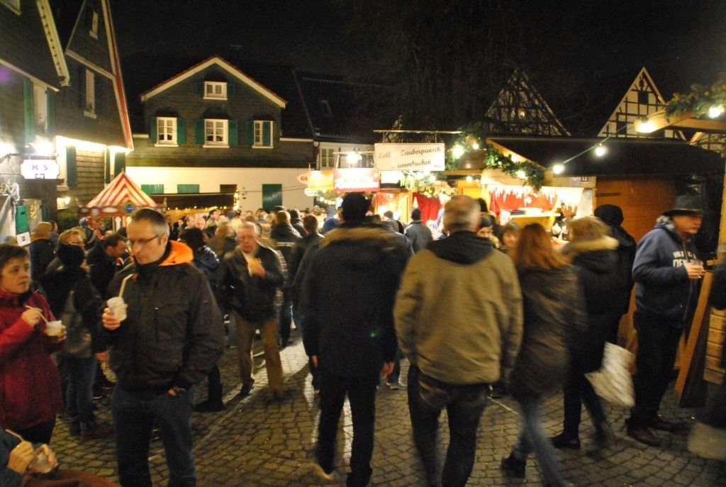 Stroll around the Herzog-Wilhelm Christmas market in Wülfrath