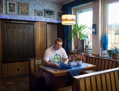 Olivier Kruschinski at Ernst Kuzorra's regular place in the clubhouse, © Ralph Sondermann, Tourismus NRW e.V.