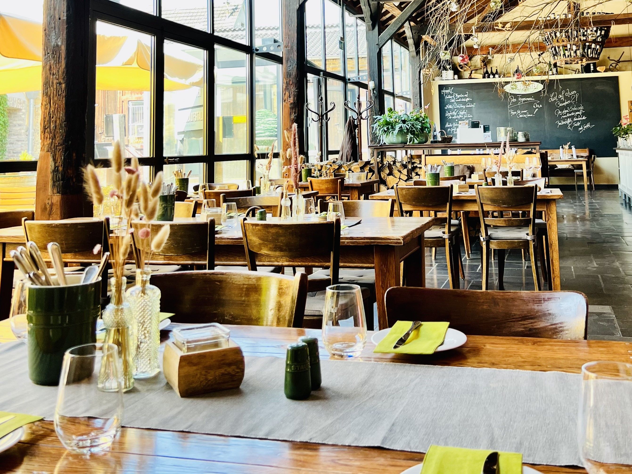 The Eiflers Zeiten restaurant at Flamersheim Castle offers down-to-earth cuisine with regional influences from the Eifel region.