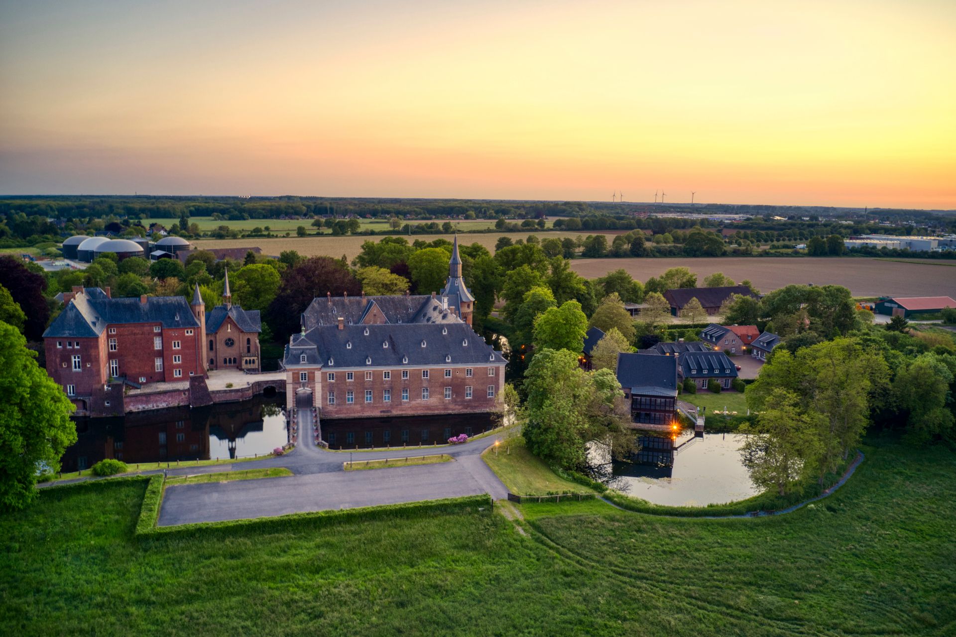 The ensemble of Wissen Castle consists of the outer and main castle, castle chapel, castle park, flour mill and boye