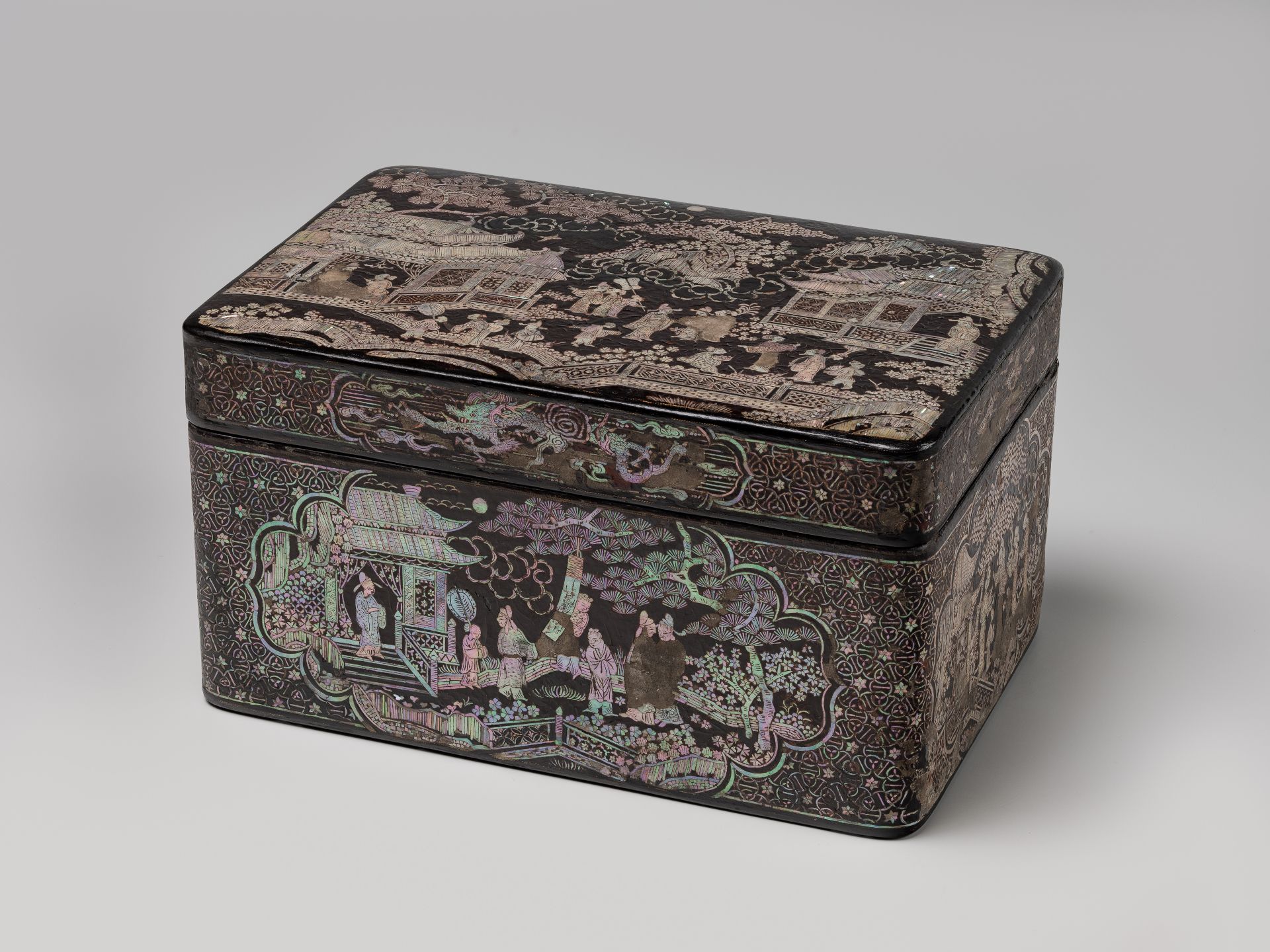 Box with mother-of-pearl inlays, L 22.8 cm, Yuan Dynasty (1279–1368)