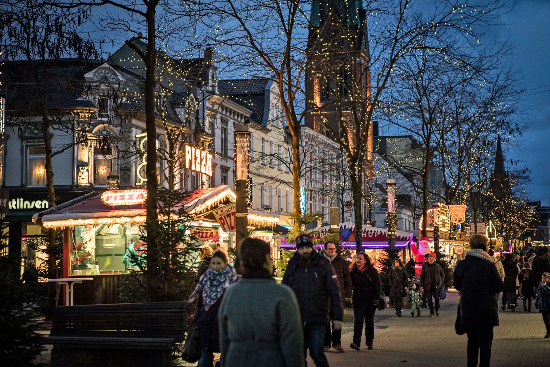 Fairy lights decorate the trees and light up the entire Christmas market in Herne.