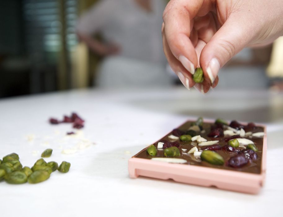 The decoration of individual chocolate bars is on the agenda at special workshops offered by the Cologne Chocolate Museum