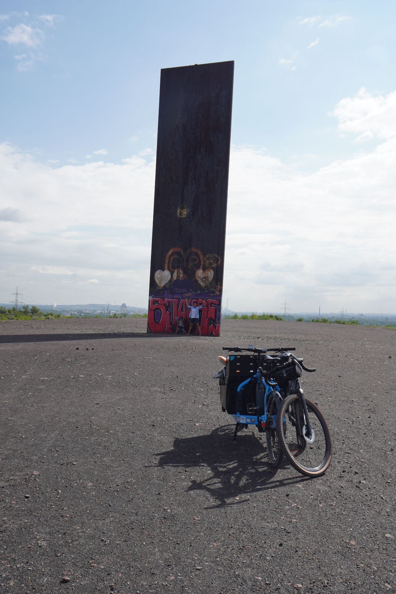 Jule Wagner, A bicycle stands in front of the ‘Bramme für das Ruhrgebiet’ (Slab for the Ruhr Area) on the Schurenbachhalde slag heap in Gelsenkirchen