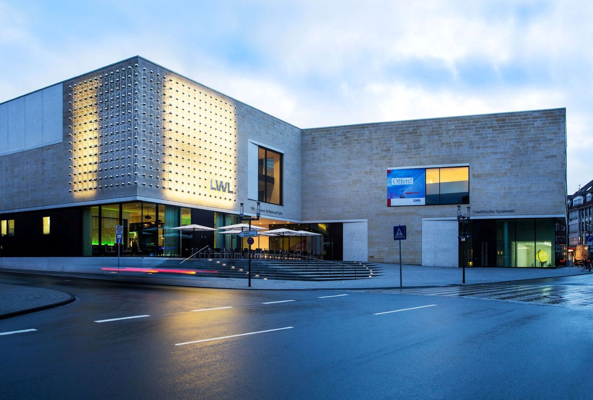 Otto Piene's light sculpture "Silberne Frequenz" on the exterior facade of the LWL Museum of Art and Culture changes depending on the time of day and the viewing angle
