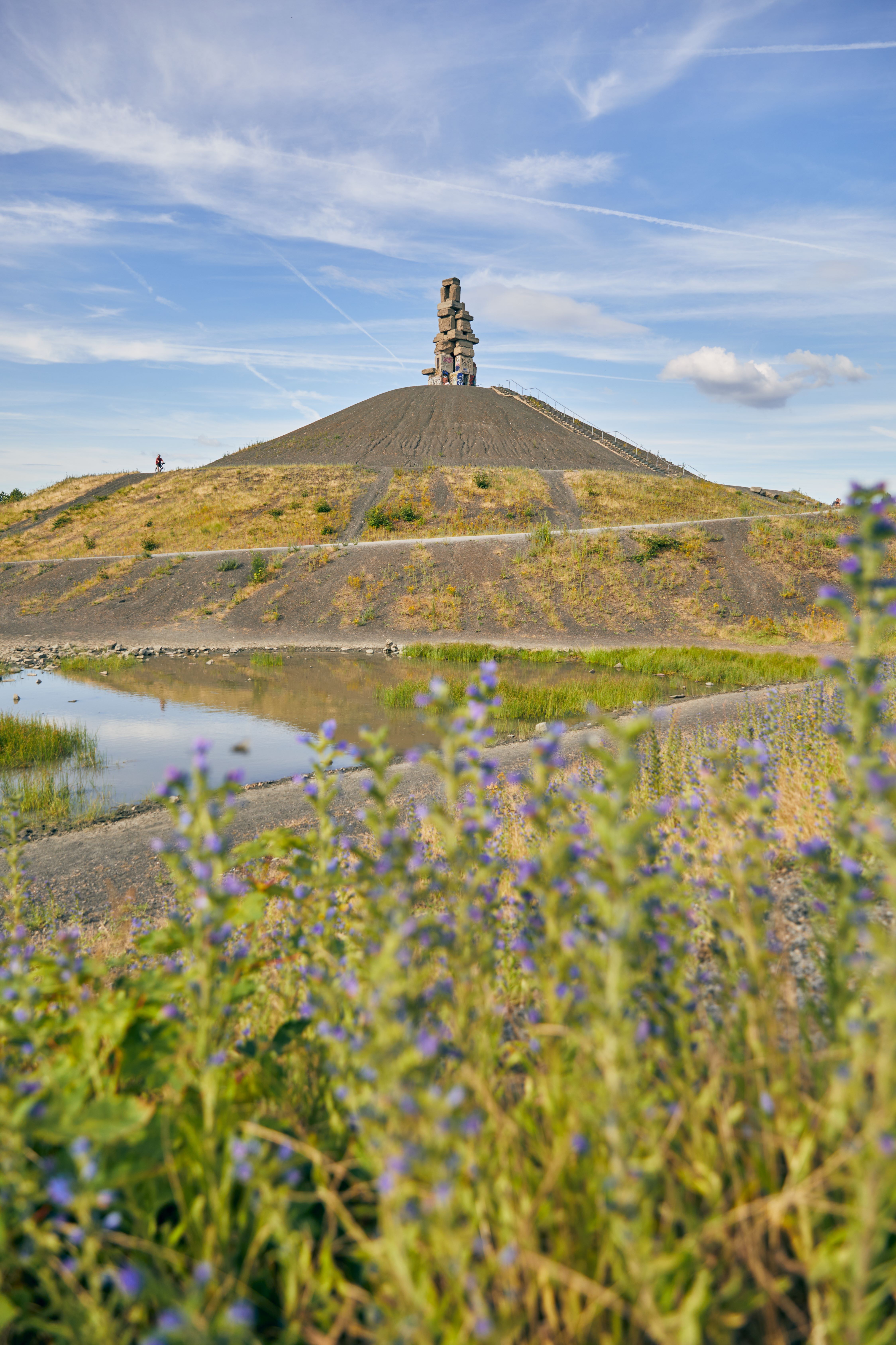 Halde Rheinelbe mit Steinskulptur Himmelstreppe auf dem Plateau