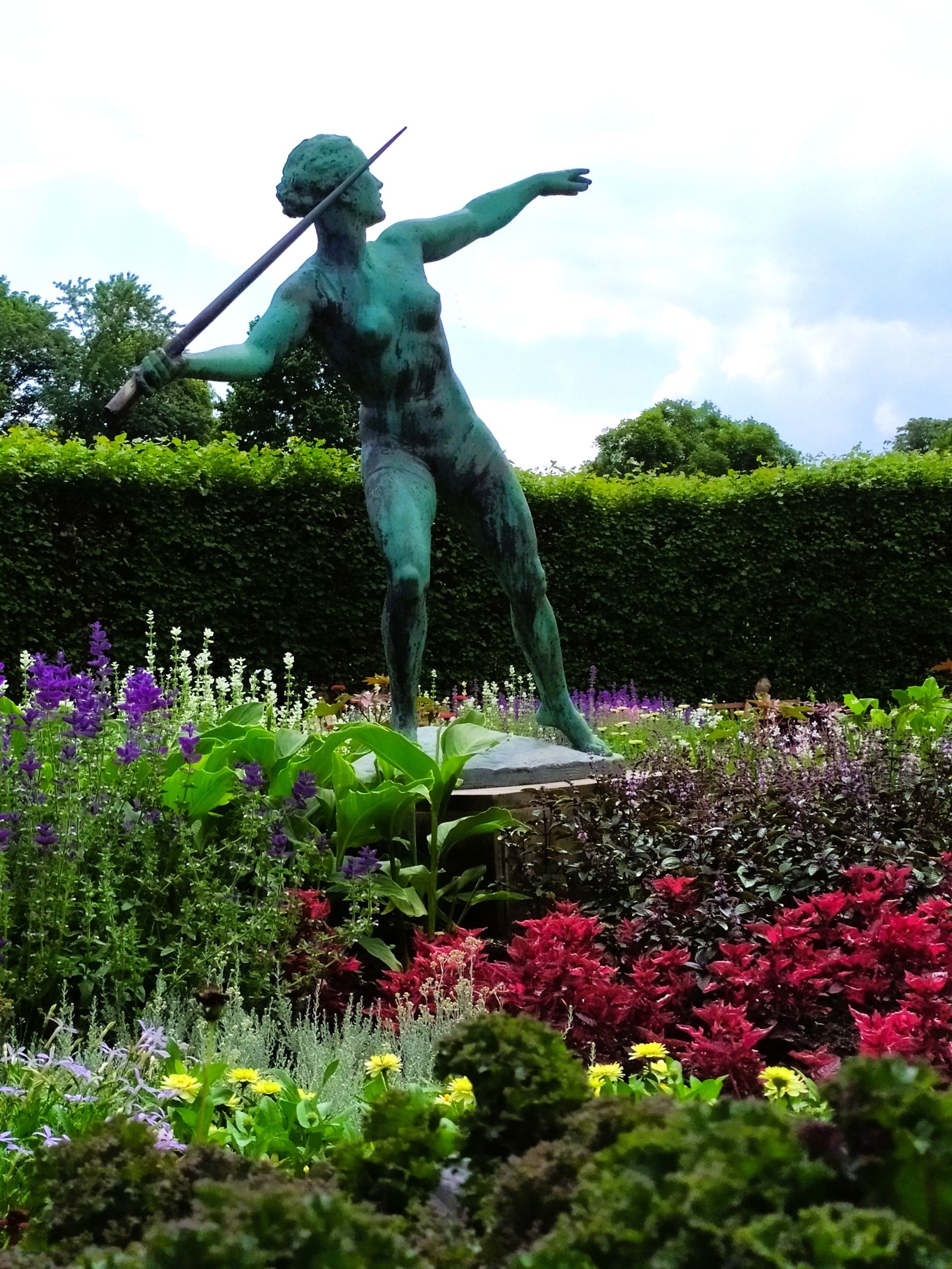 The javelin thrower by sculptor Ernst Seger dates back to 1937 and the bronze sculpture remains in motion in the middle of the lime tree circle