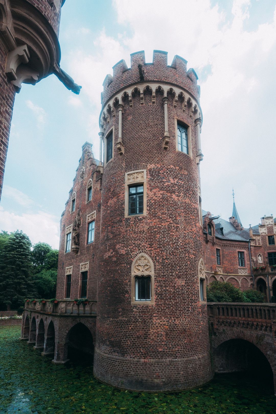 Side view of Pfaffendorf Castle