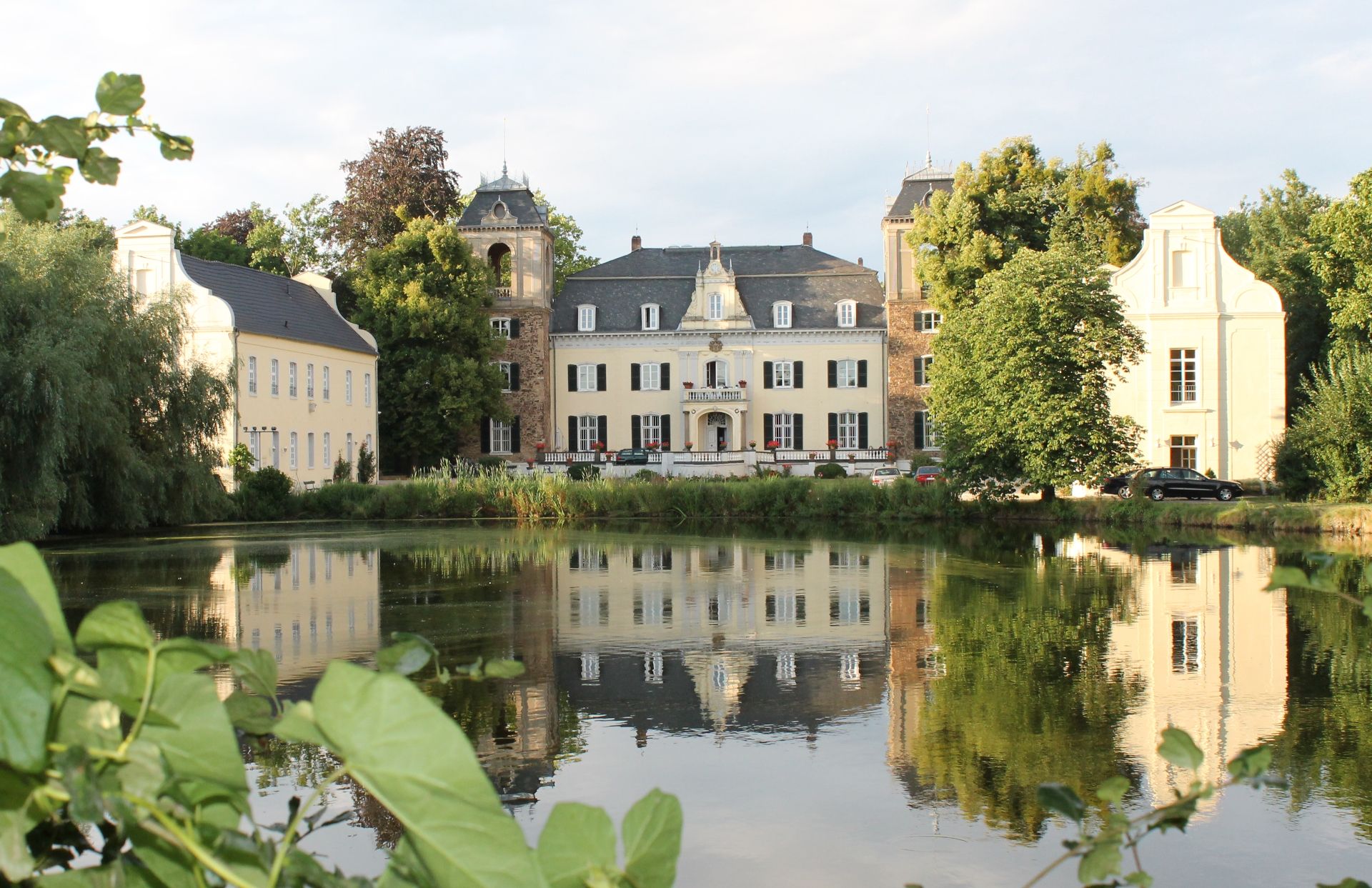 Flamersheim Castle is a two-storey country estate with five axes, built from plastered quarry stone.