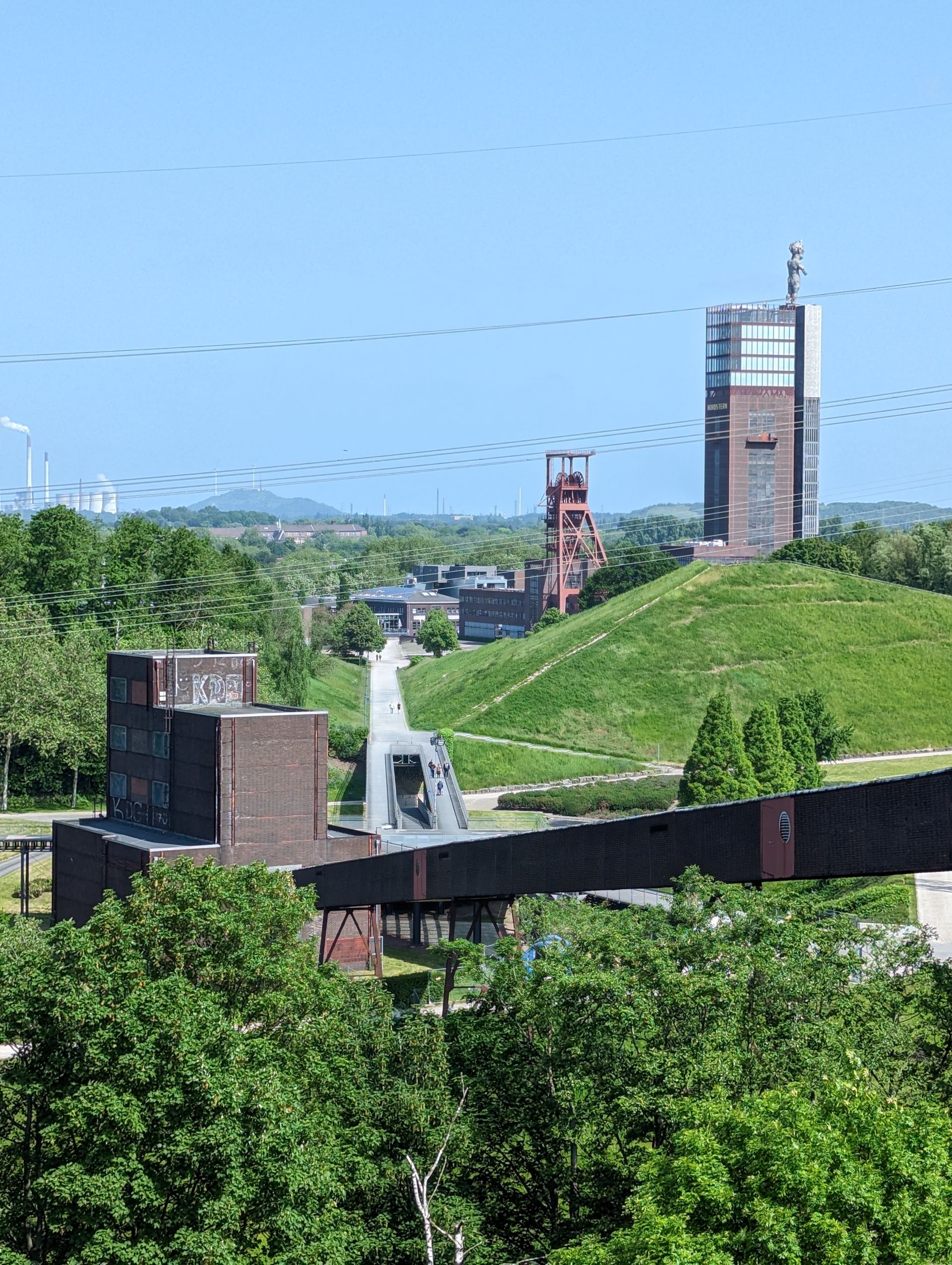 Nordsternpark was created for the 1997 Federal Garden Show on the site of the former Nordstern colliery. Historic colliery buildings still bear witness to the industrial past