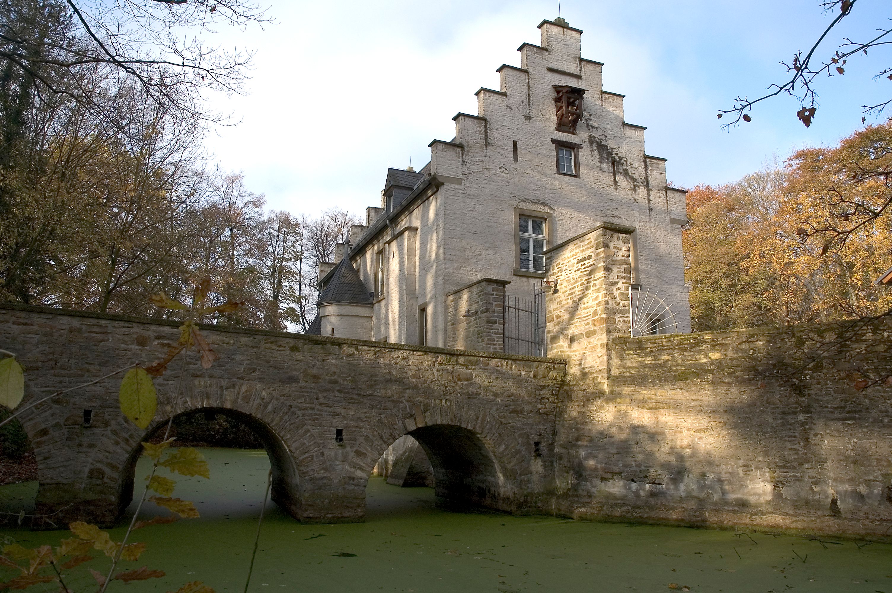 The history of Werdringen Castle can be traced back to the 13th century