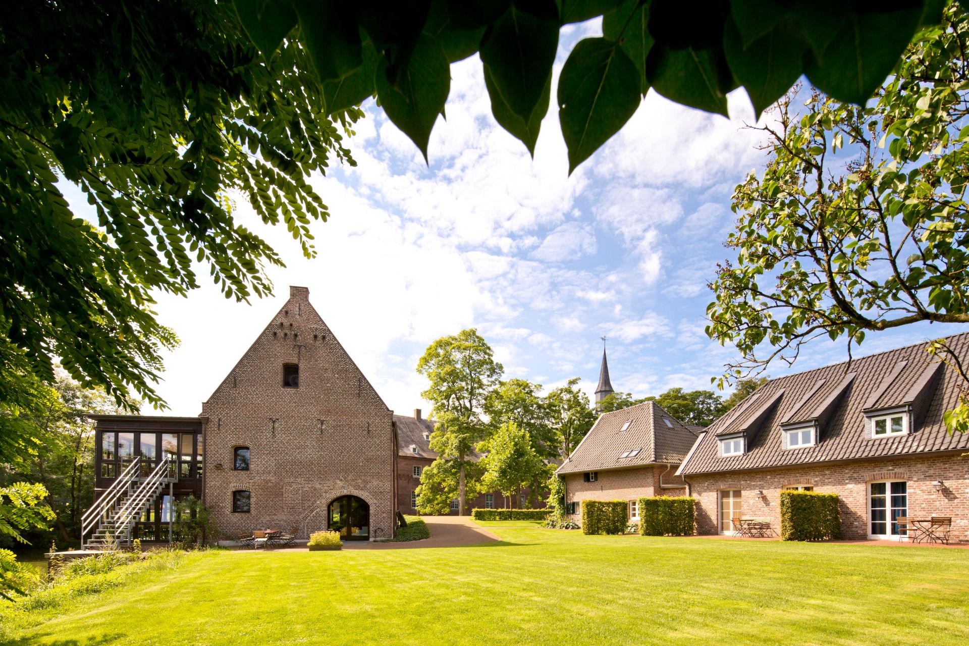 The Wissener Schlossmühle is located right next to the Boye. It serves as a conference and breakfast room for the estate's hotel business