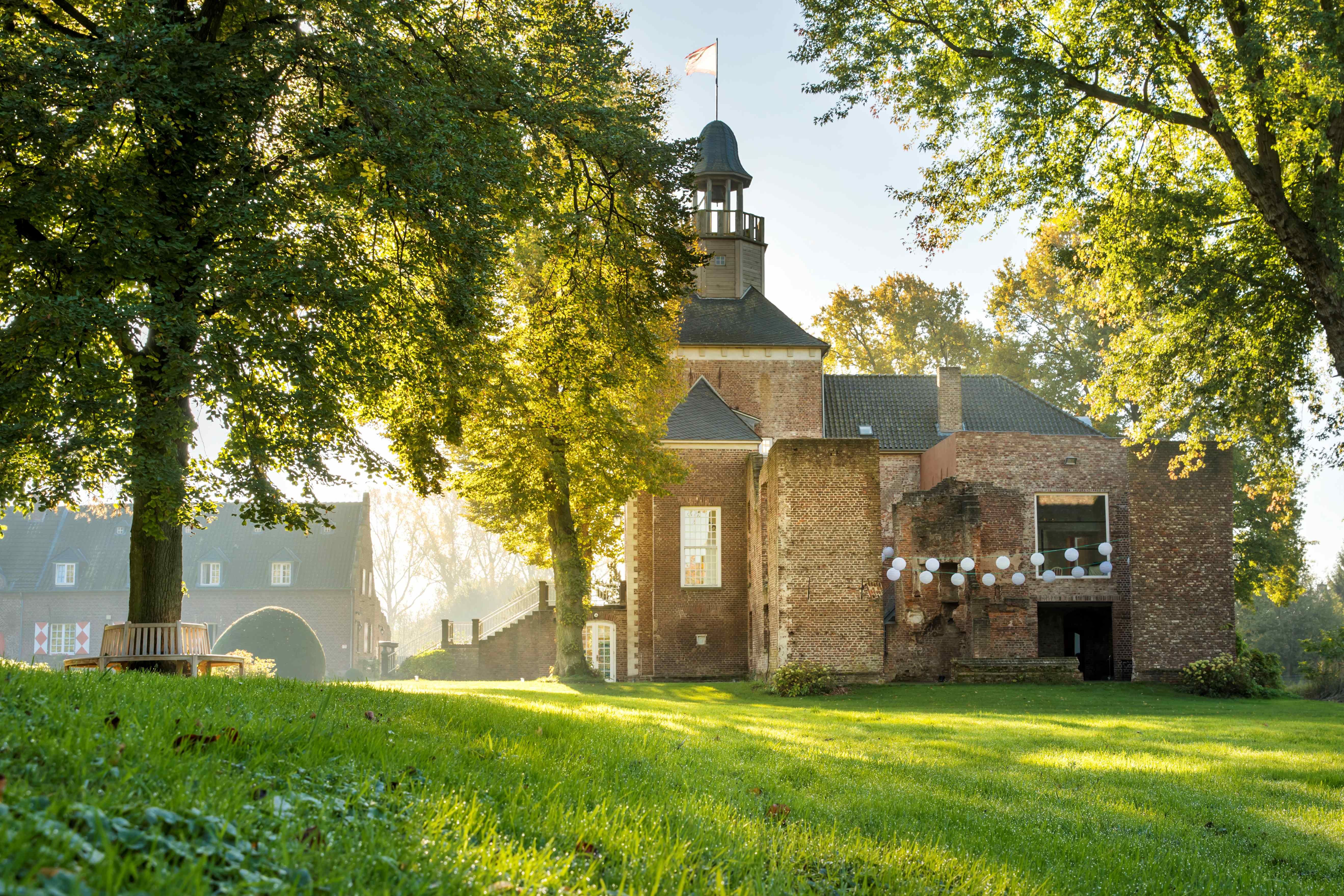 Blick aus dem Park auf Schloss im Sonnenlicht