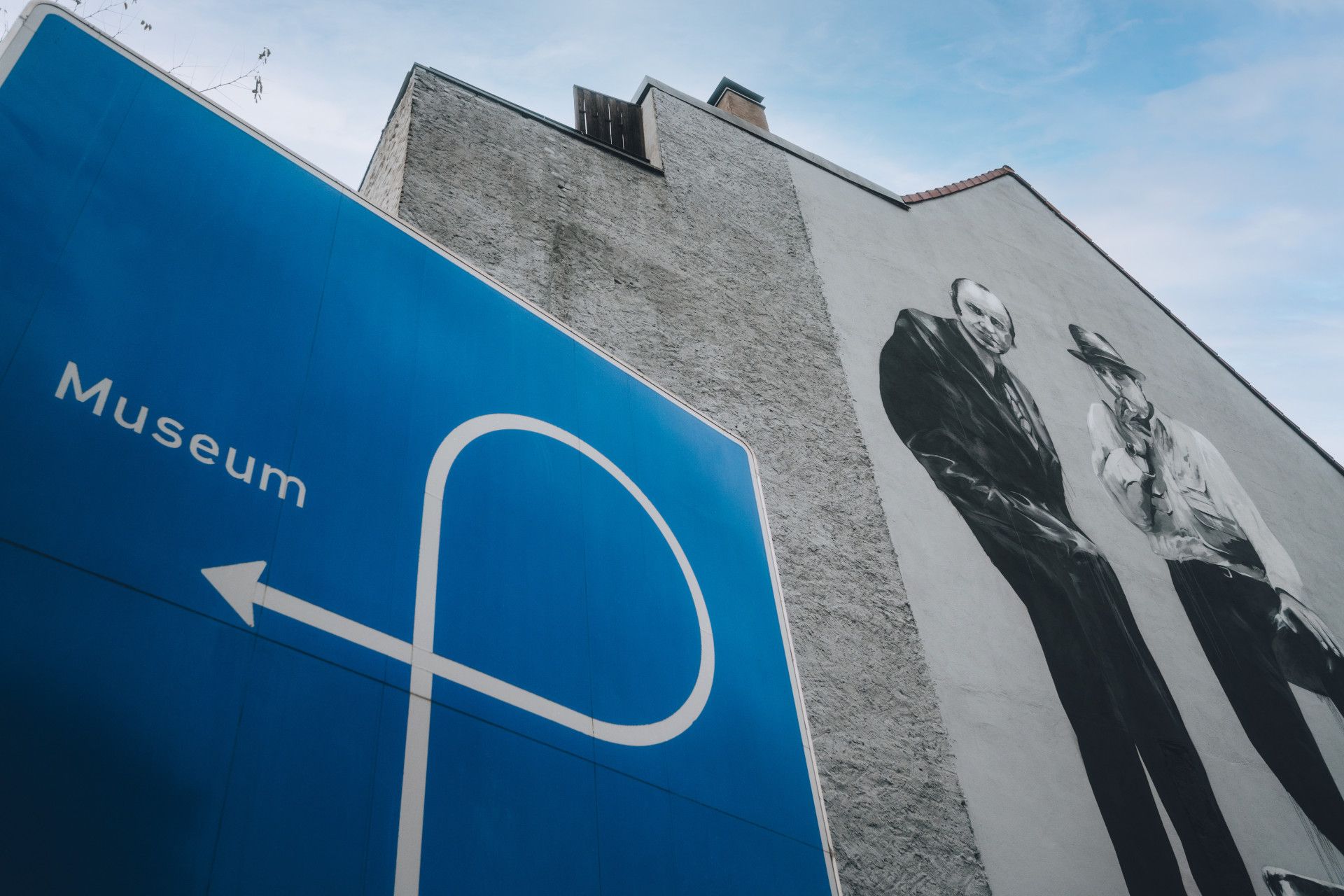 Johannes Höhn, Tourismus NRW e.V.; StreetArt-Künstler: Philipp Kömen, Graffiti mit Joseph Beuys und Hans Hollein an Hauswand in Mönchengladbach