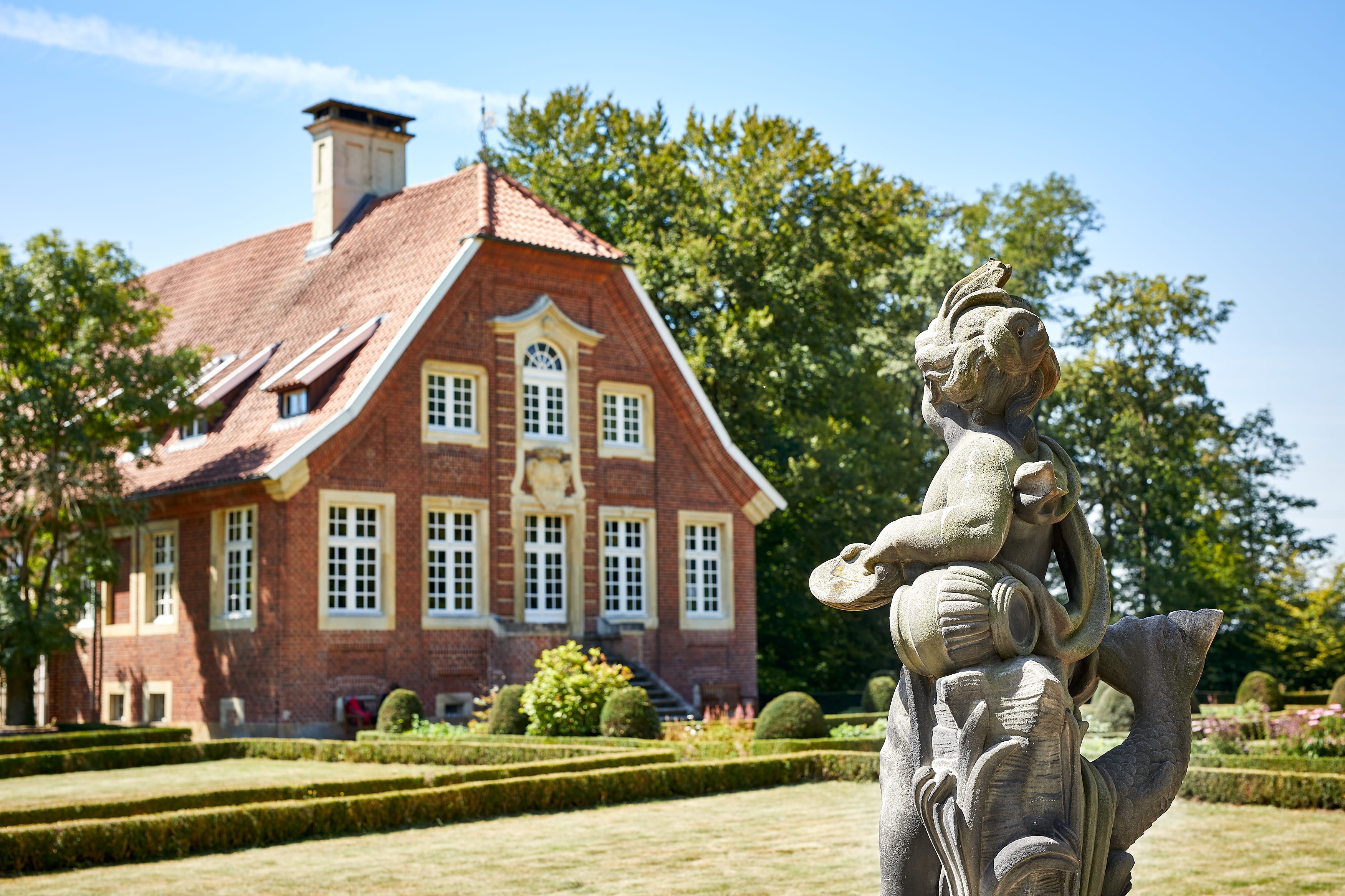 Rüschhaus house with sculpture in the foreground