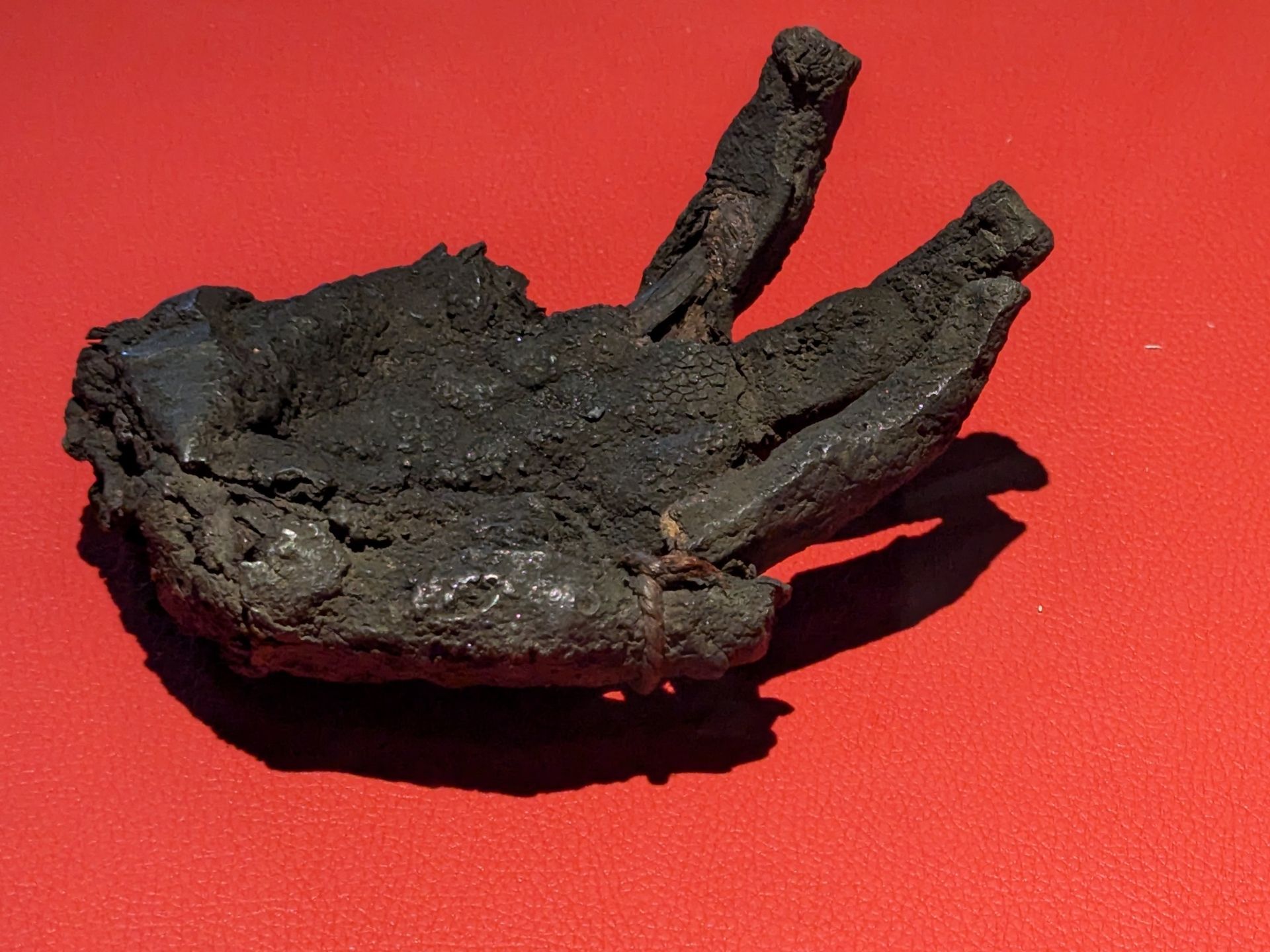 The black hand was found in the ruins of the keep of Hohenlimburg Castle after it was largely destroyed during the night of 19 to 20 July 1811.