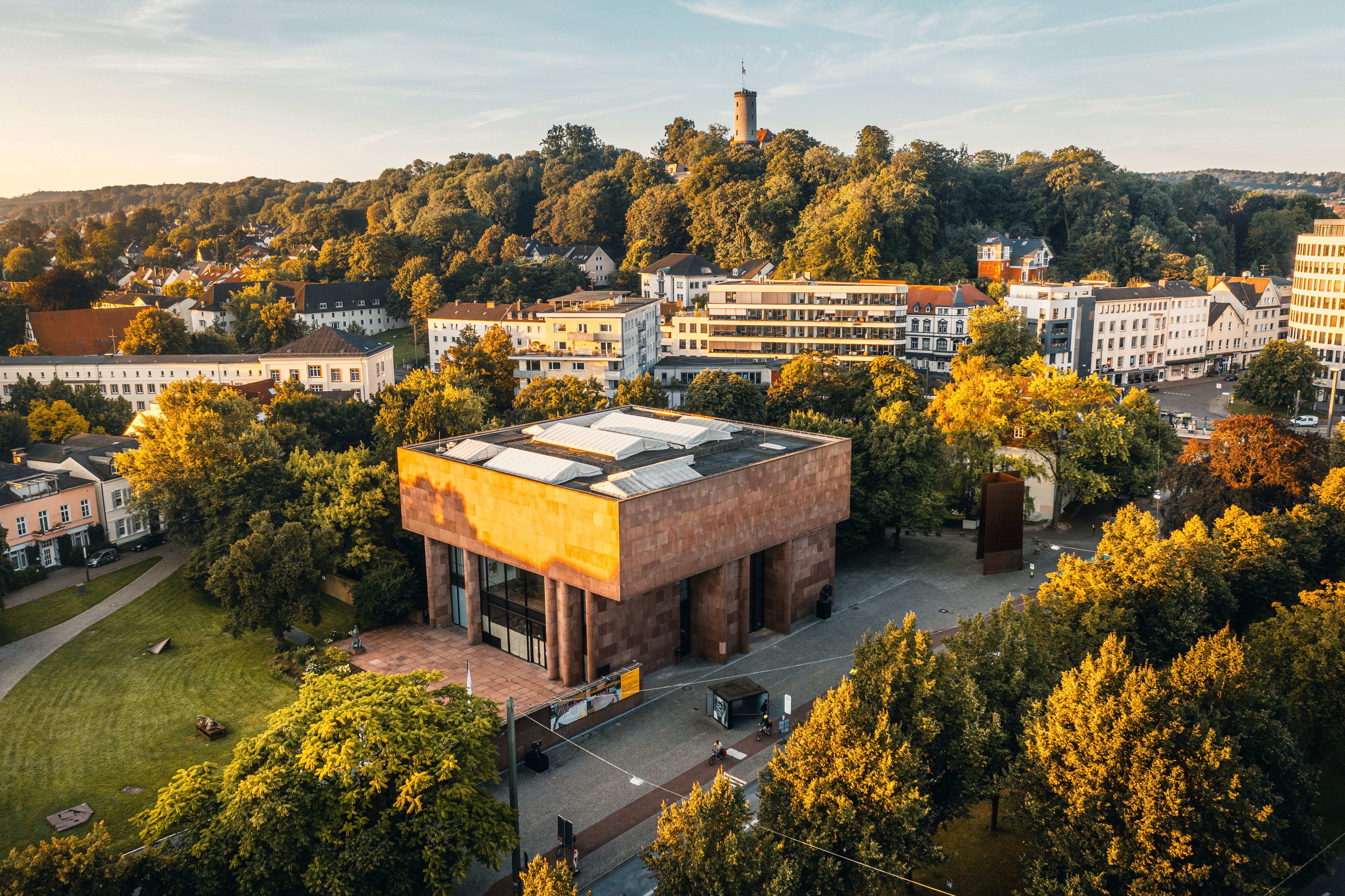 Kunsthalle Bielefeld mit Sparrenburg im Hintergrund.jpg