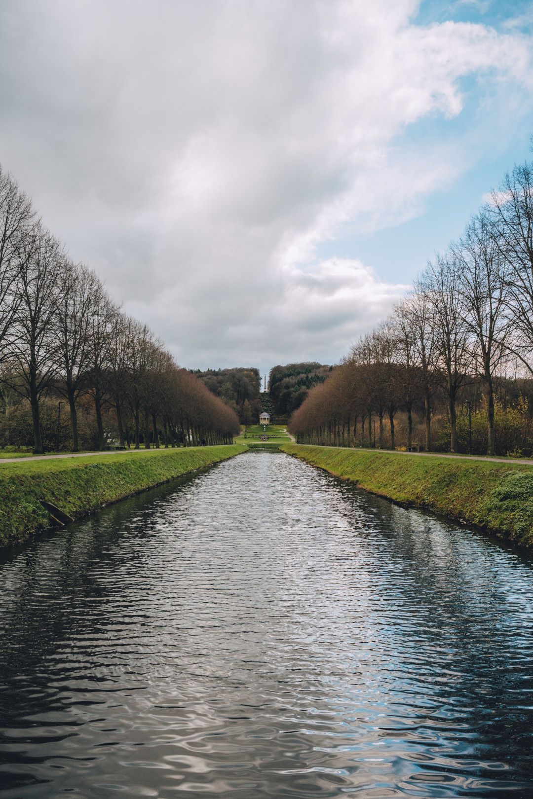 Johannes Höhn, Tourismus NRW e.V., Blick über Wasser auf das Amphitheater vom Museum Kurhaus Kleve