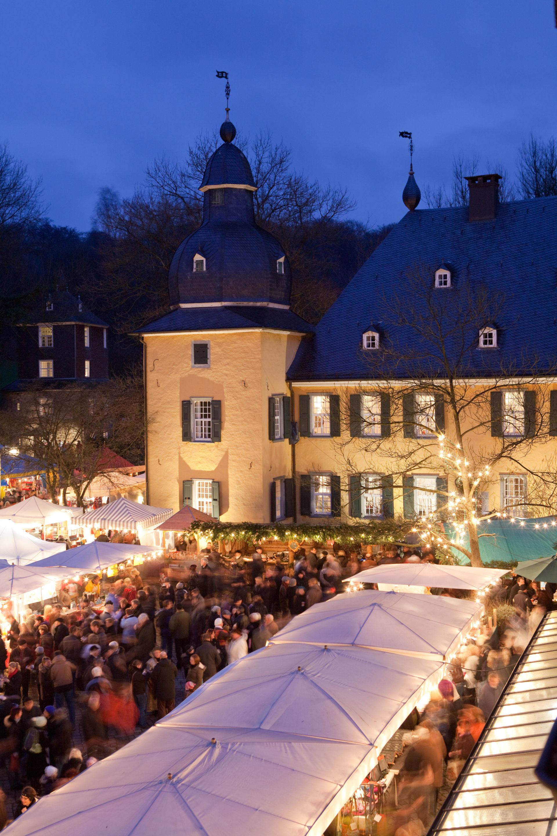 The courtyard of Lüntenbeck Castle is well filled during special events such as the annual Christmas market.