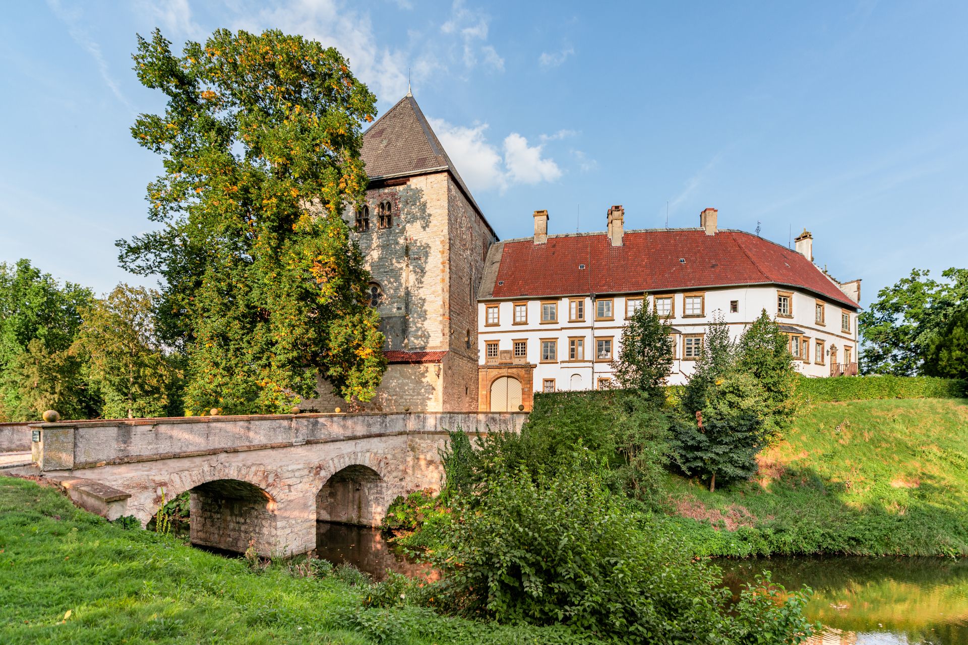 Rheda Castle is the residence of the Prince of Bentheim-Tecklenburg. It is one of the largest palace complexes in Westphalia