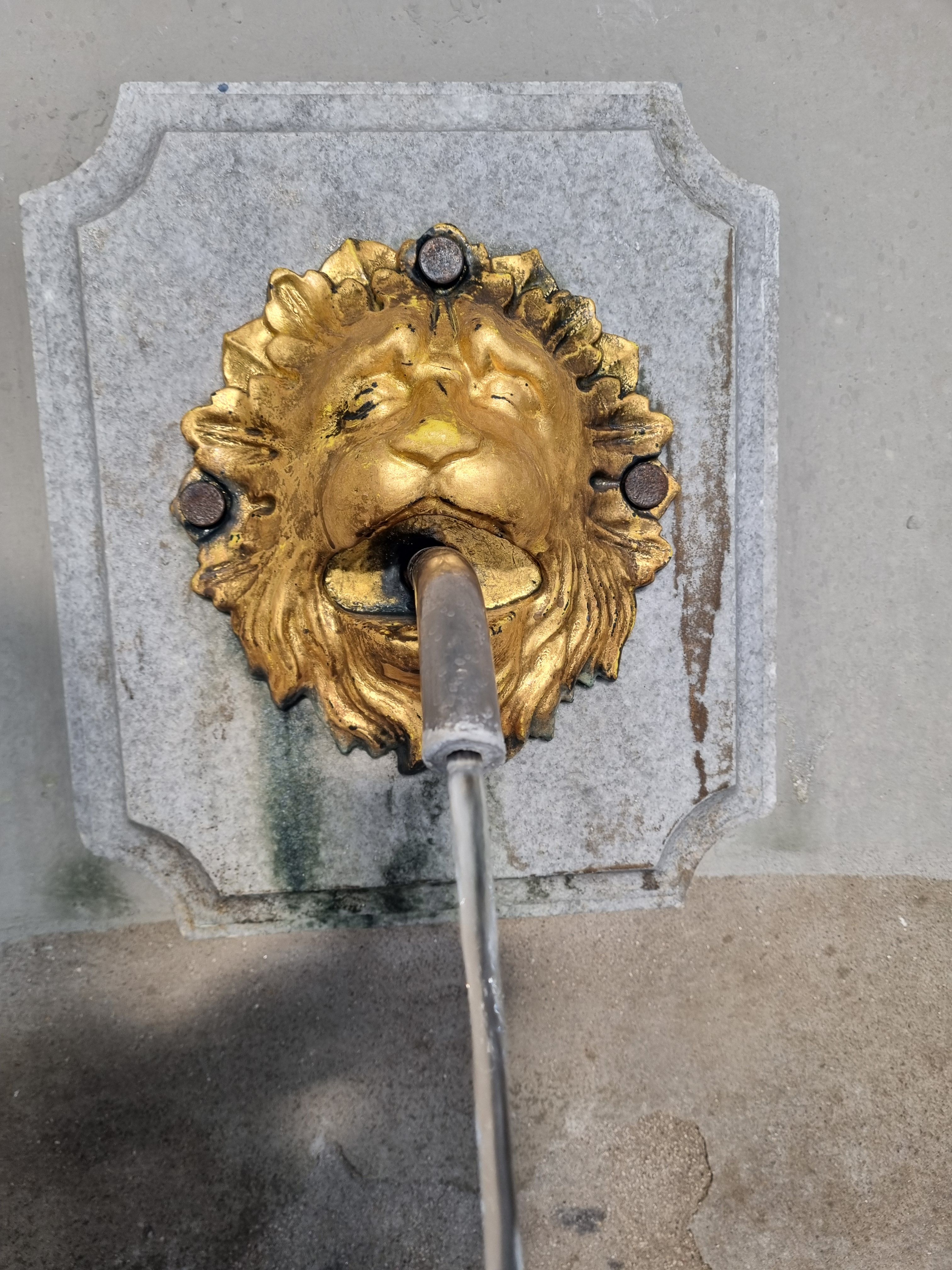 Silke Dames, Tourismus NRW e.V., Wasser fließt im Elisenrbunnen aus Löwenkopf