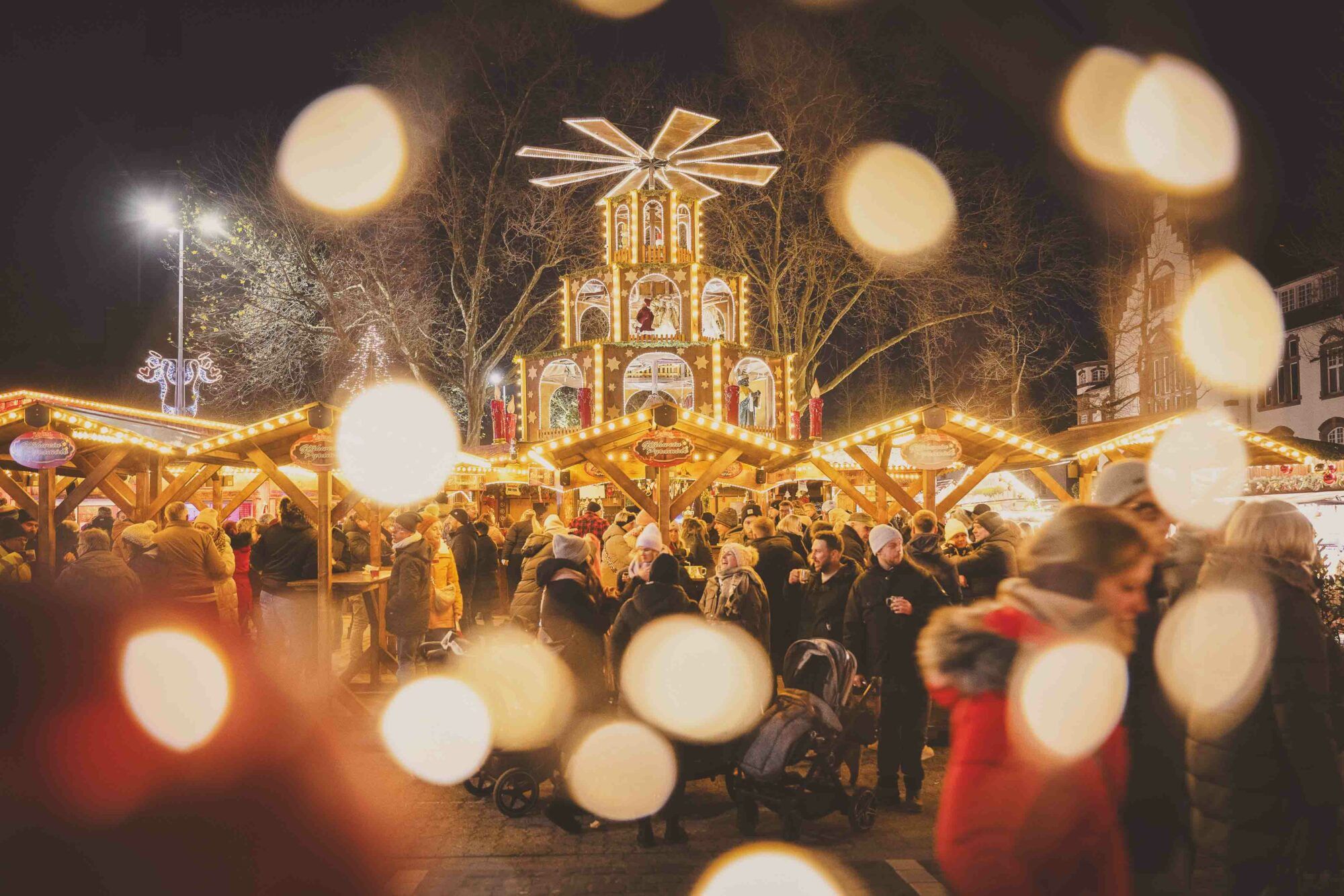 Festive lights bring a contemplative mood to the entire Moers Christmas market.