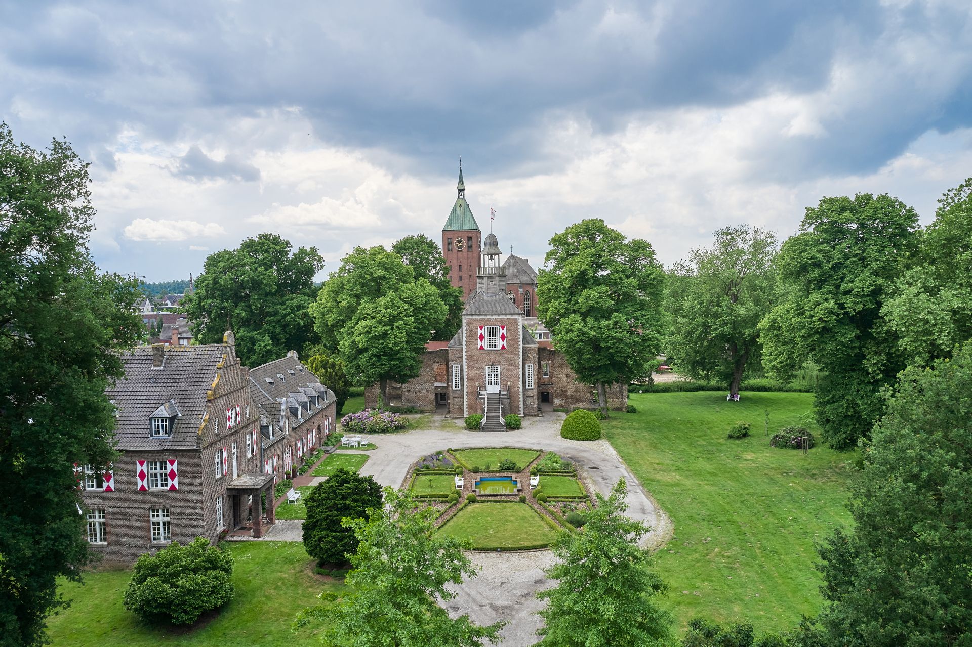 View of Hertefeld Castle