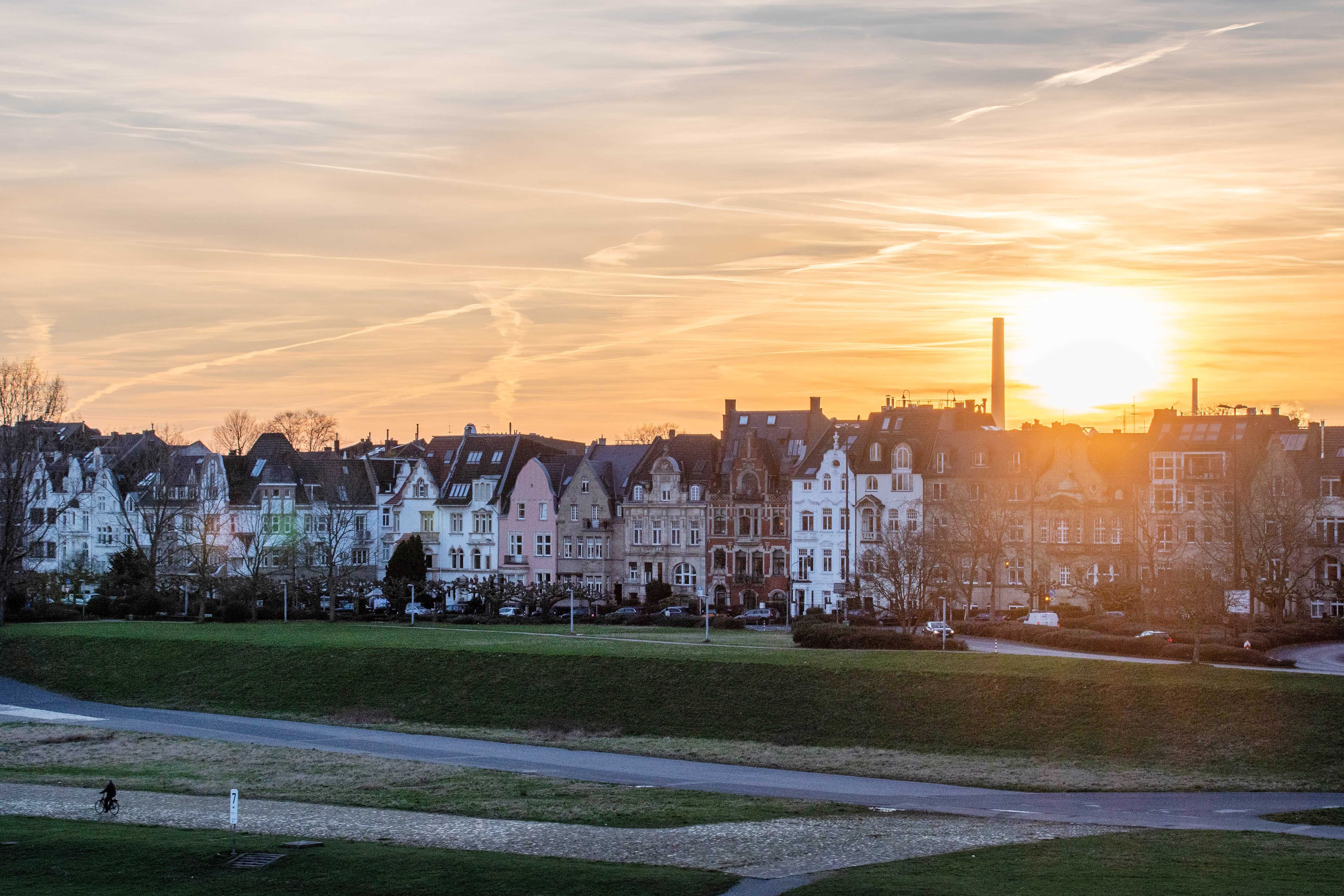 Visit Düsseldorf, Blick auf Düsseldorfer Stadtteil Oberkassel am Abend