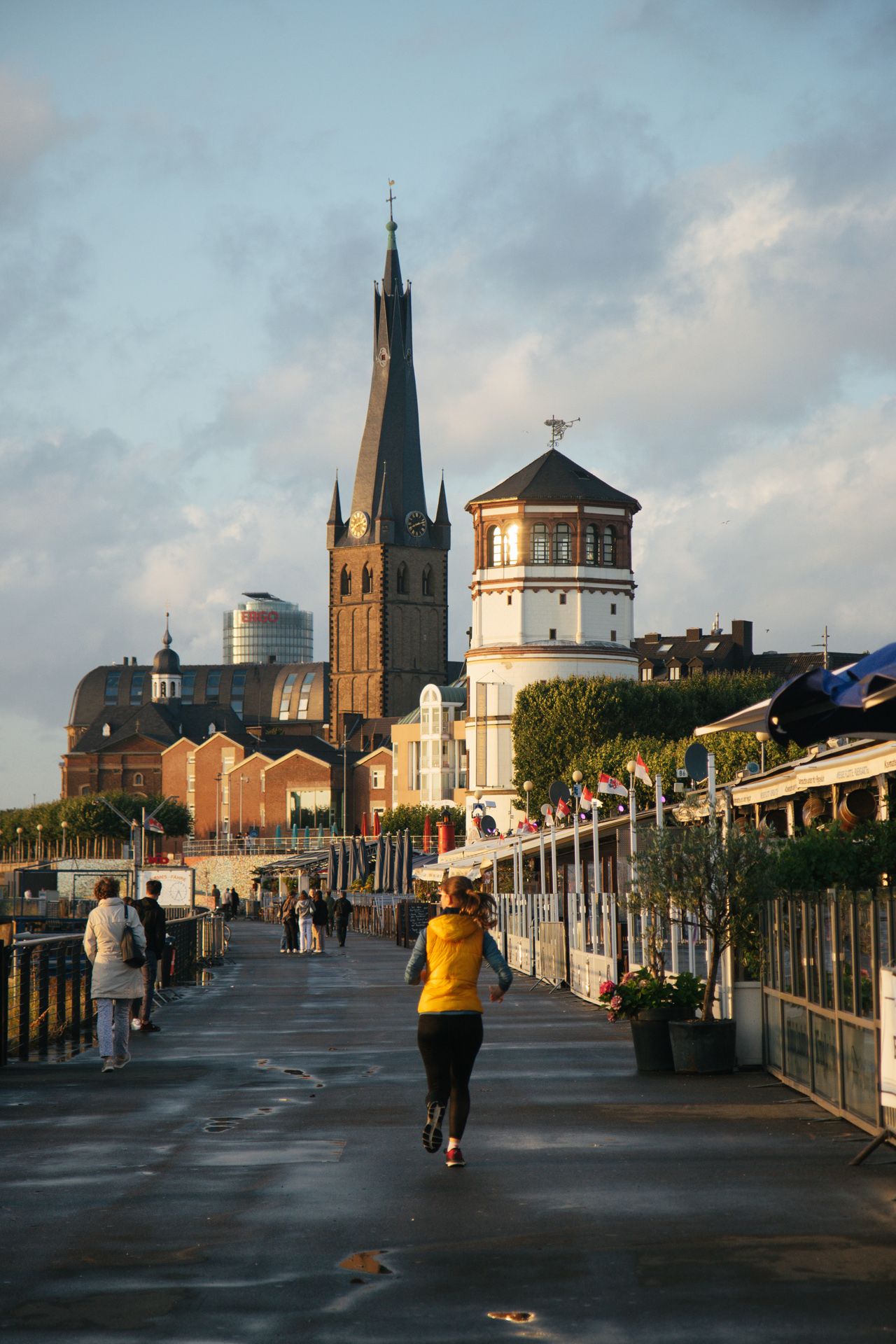 Walk along the Rhine promenade in Düsseldorf