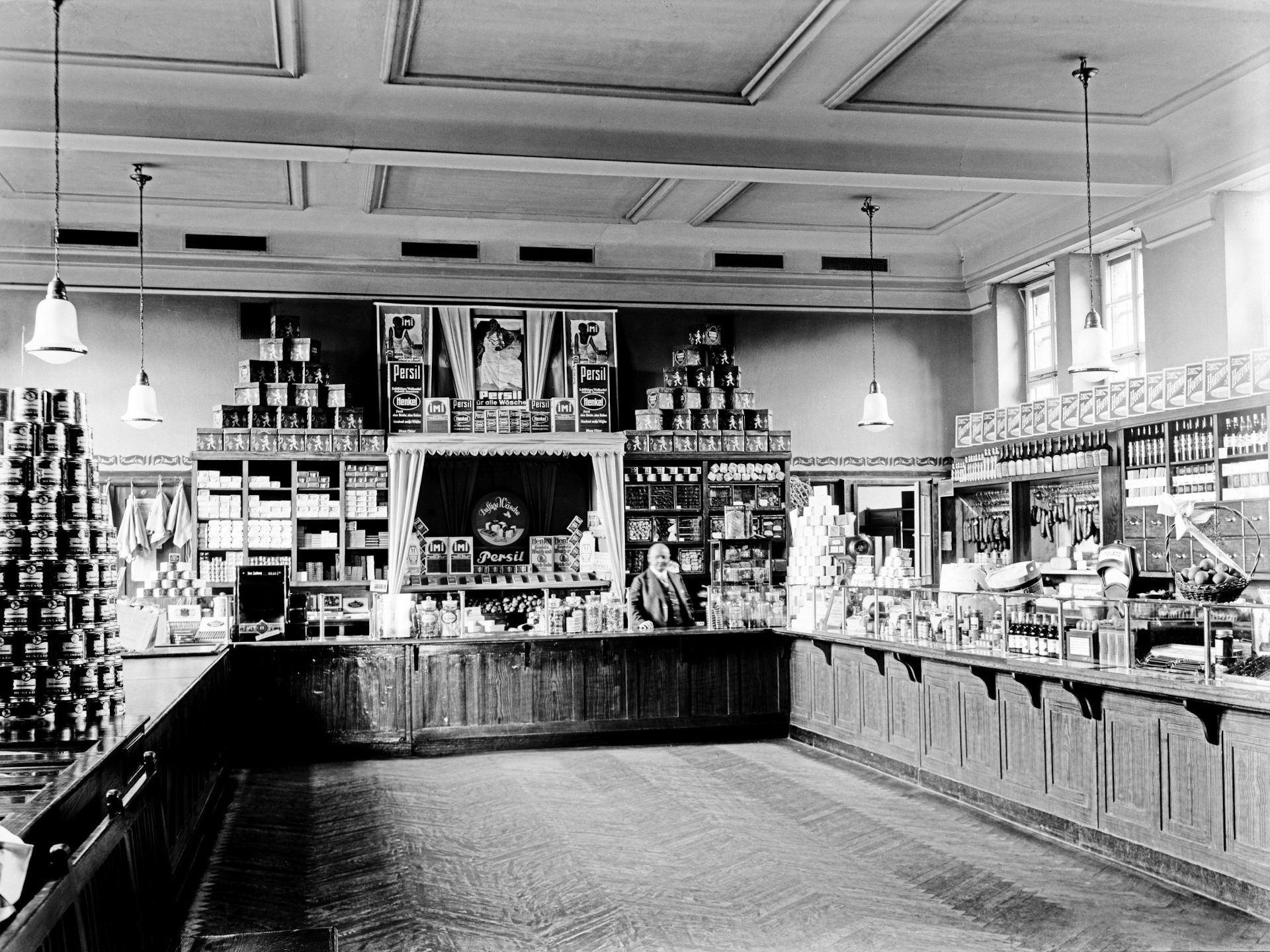 Salesroom of the Jacobi consumer goods store, 1932