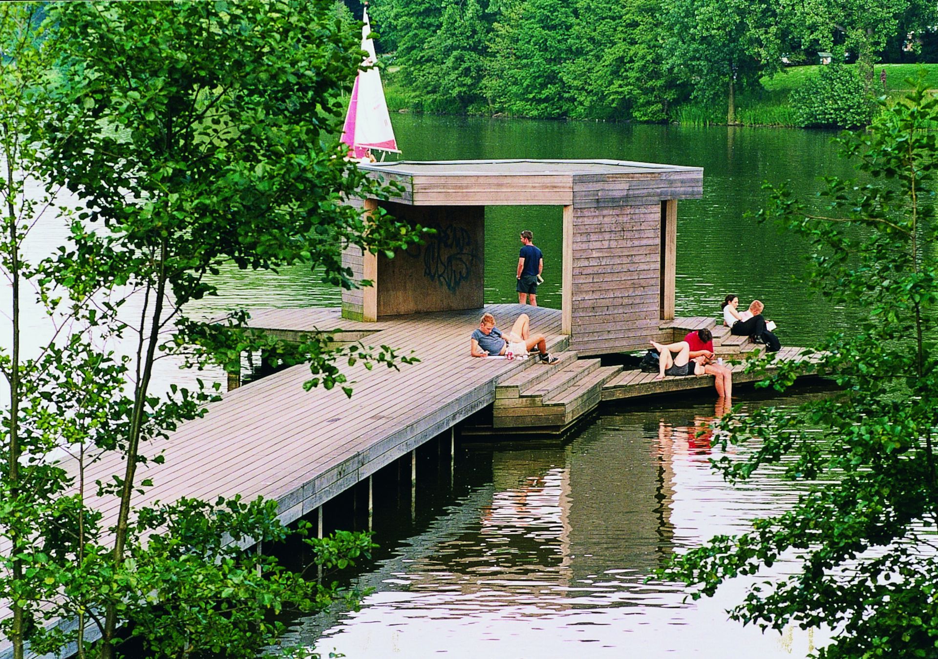 Art and relaxation: the "Pier" bathing jetty by Jorge Pardo (USA) offers a magnificent platform for relaxing at Lake Aa