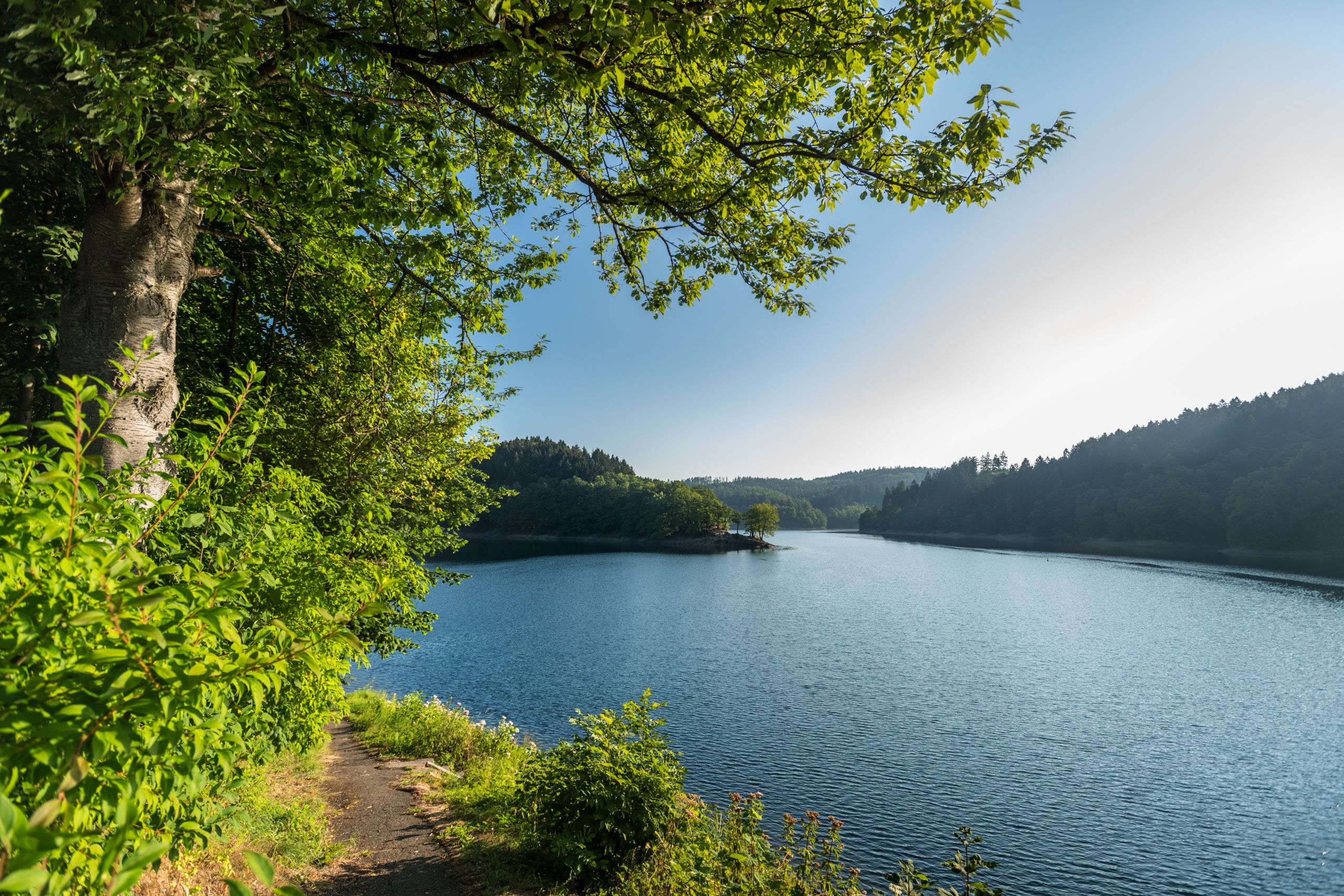An idyllic walking trail along the Aggertal Reservoir.