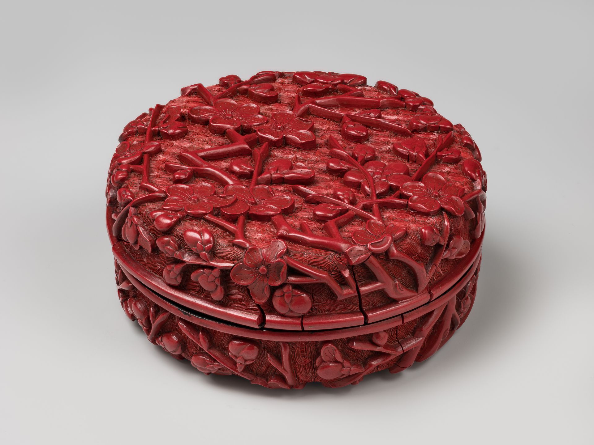 Lidded jar with plum blossoms, diameter 8.7 cm, Yuan Dynasty (1279–1368)