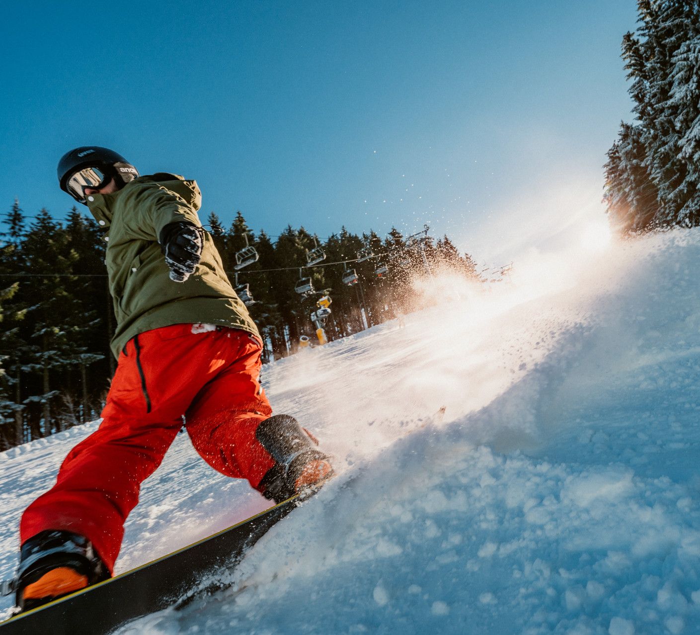 Snowboarder auf Skipiste