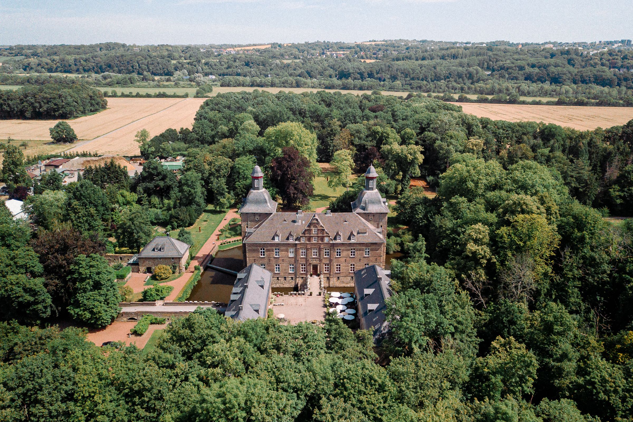 Hugenpoet Castle in Essen-Kettwig rises between the Ruhr Valley cycle path and the half-timbered idyll
