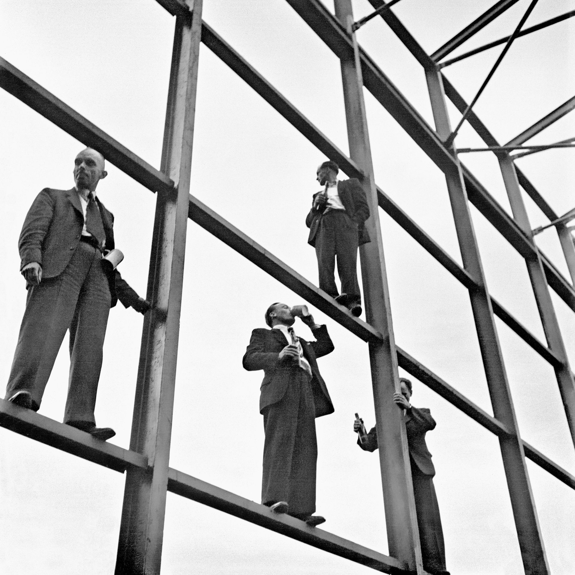 Bonn creates facts: The topping-out ceremony for the plenary hall is celebrated on May 5, 1949, photo: Erna Wagner-Hehmke